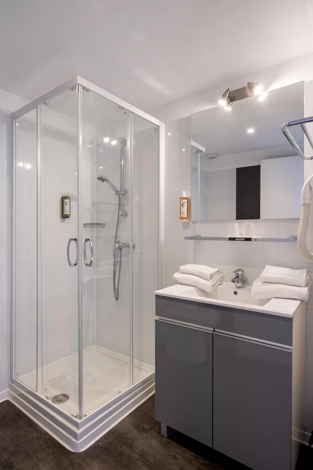 Bathroom in The Originals City, Hôtel Les Dômes, Perpignan Sud Saleilles