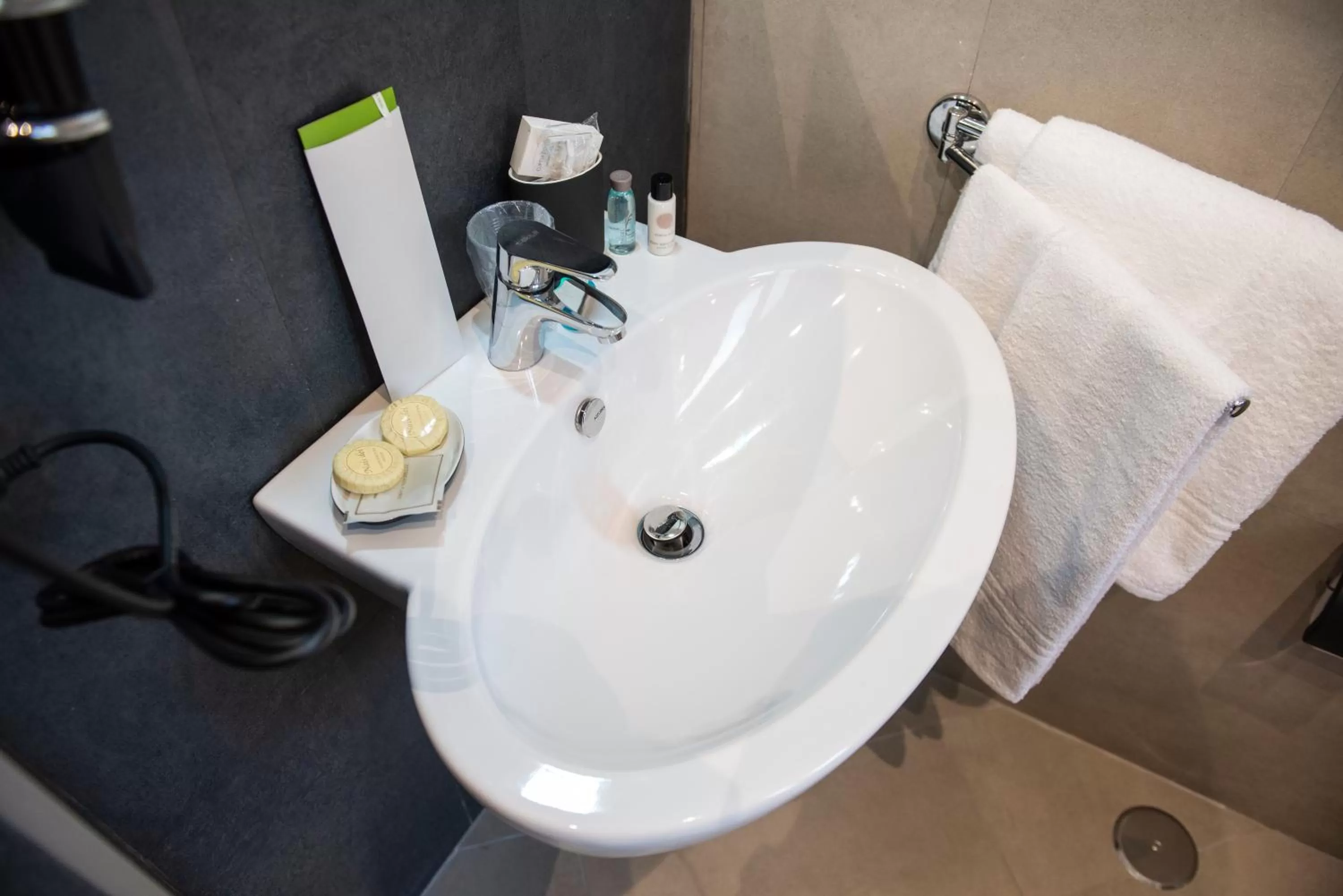 Bathroom in D'amelio'S suites