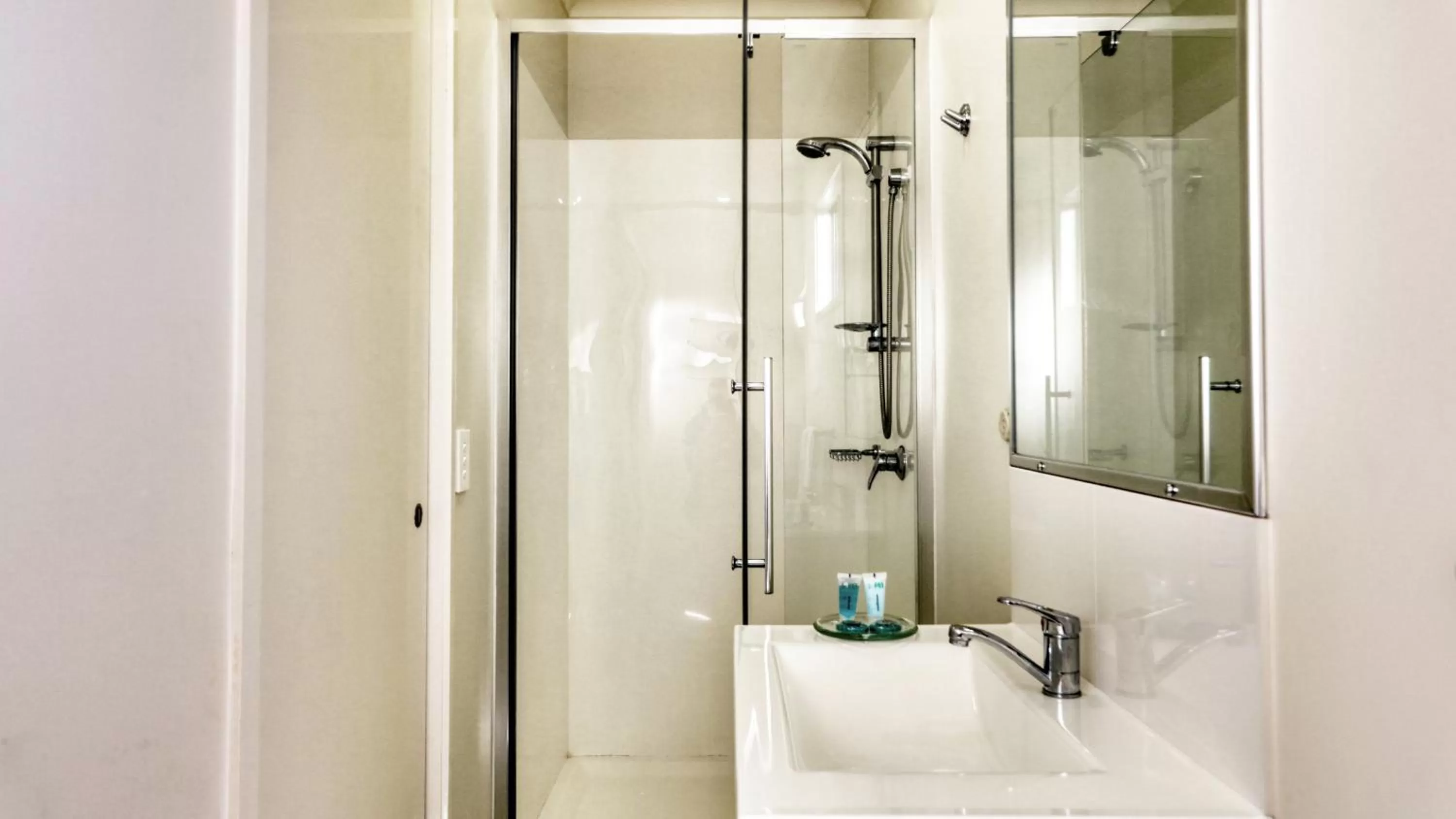 Shower in Chinchilla Motor Inn