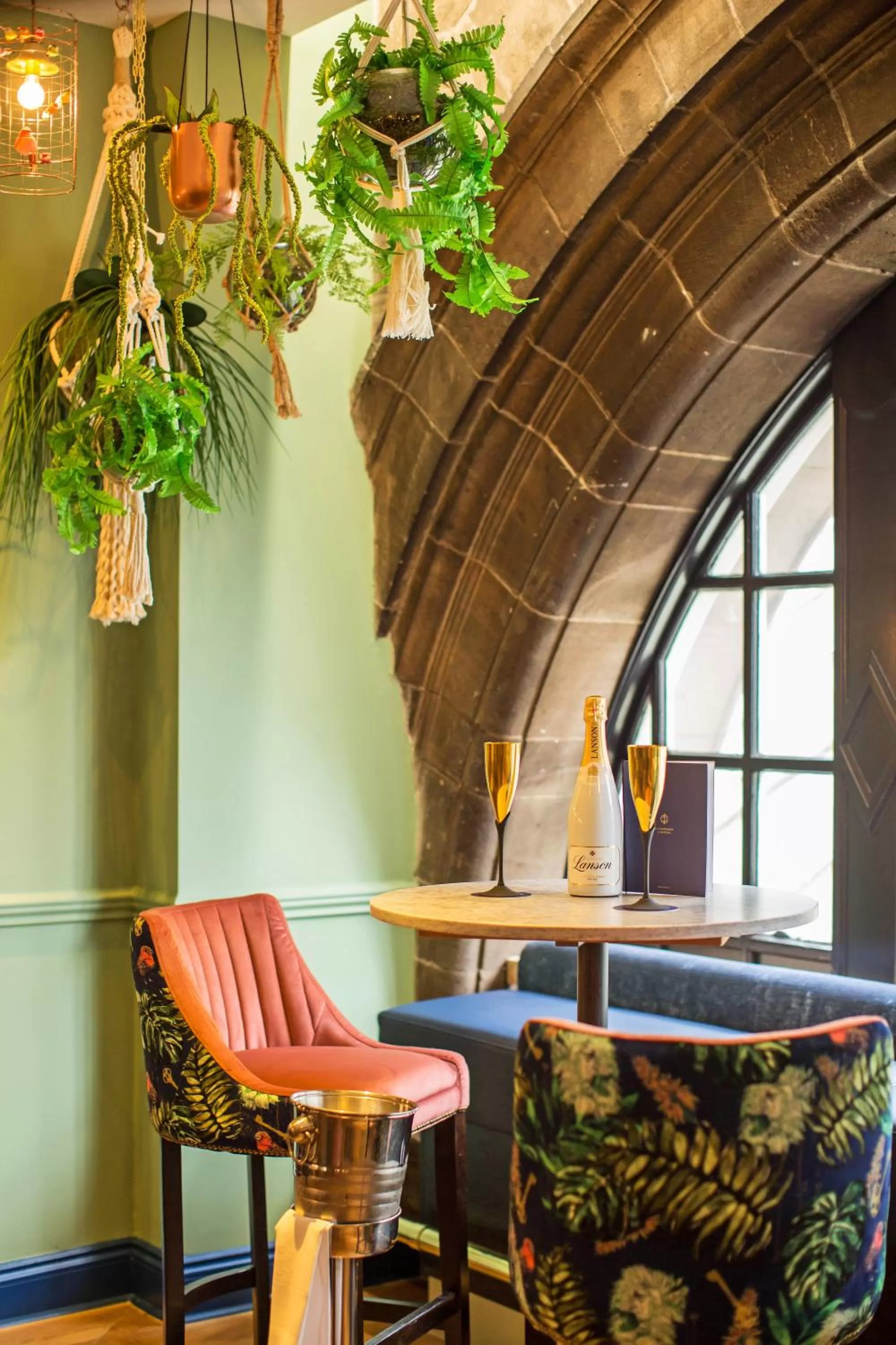 Lounge or bar in voco Grand Central Glasgow by IHG