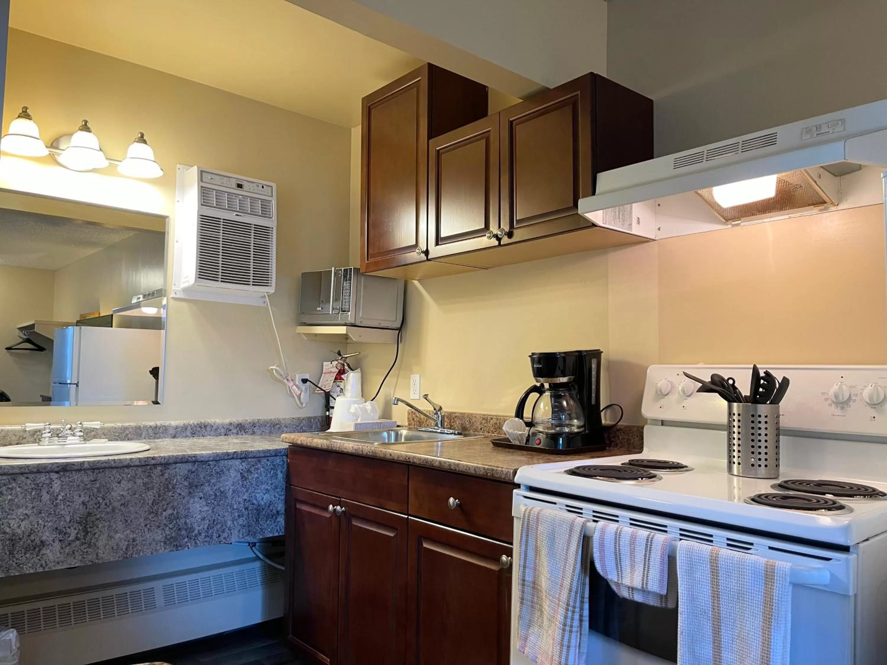 Kitchen or kitchenette in Dockside Inn