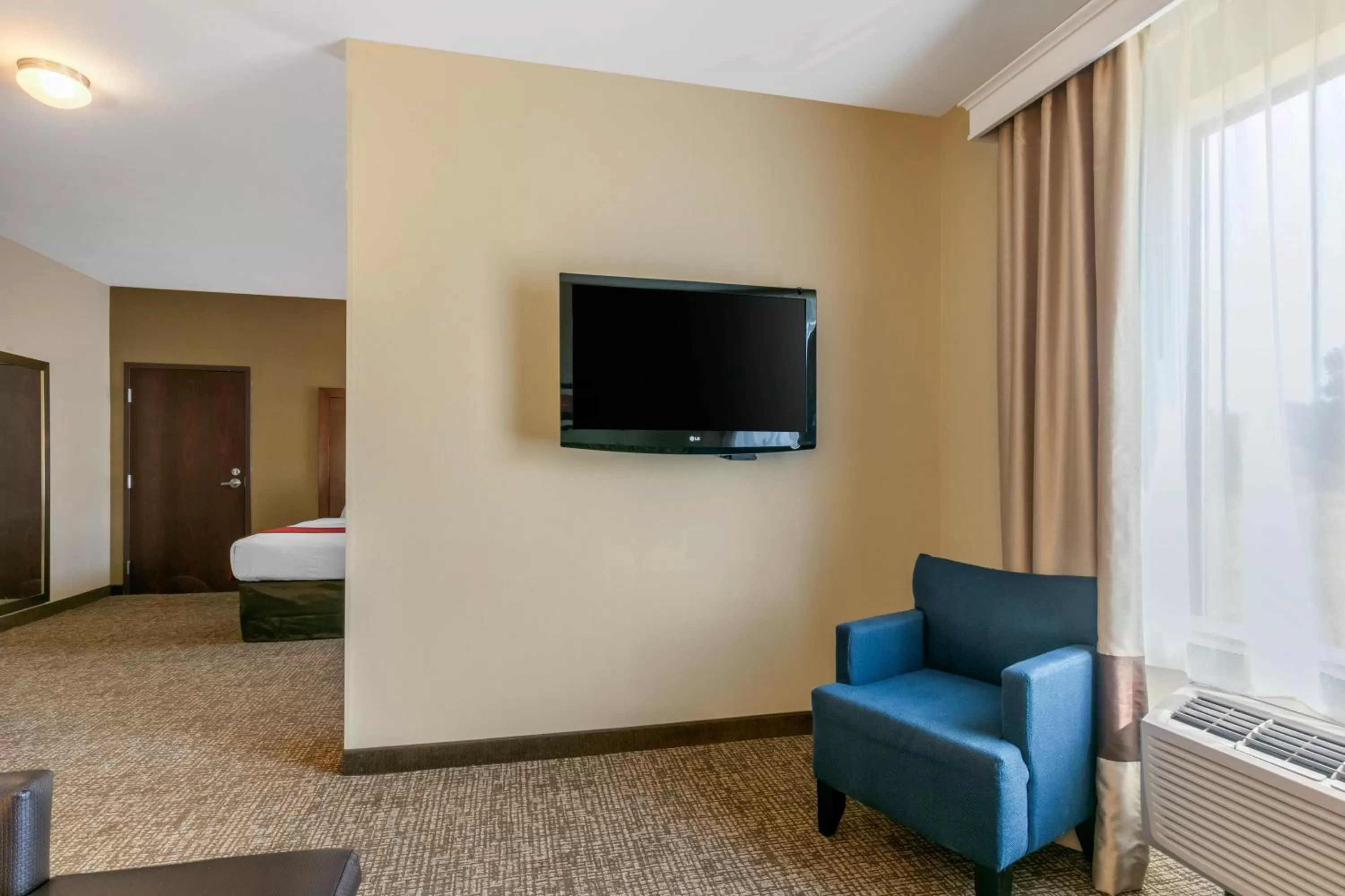 TV and multimedia, Bed in Comfort Suites Forrest City