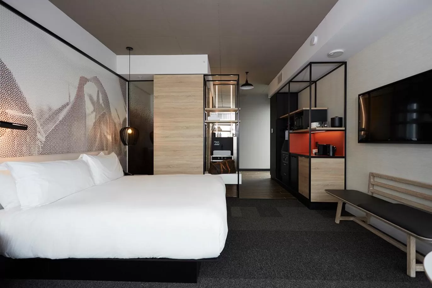 Kitchen or kitchenette, Bed in Hôtel Escad Quartier DIX30