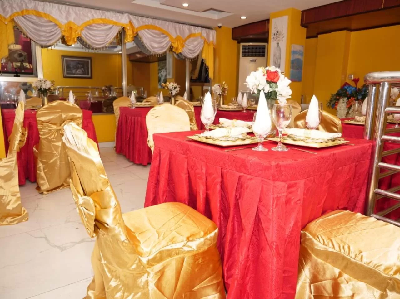 Restaurant/places to eat in Marriot Metropolitan Hotel