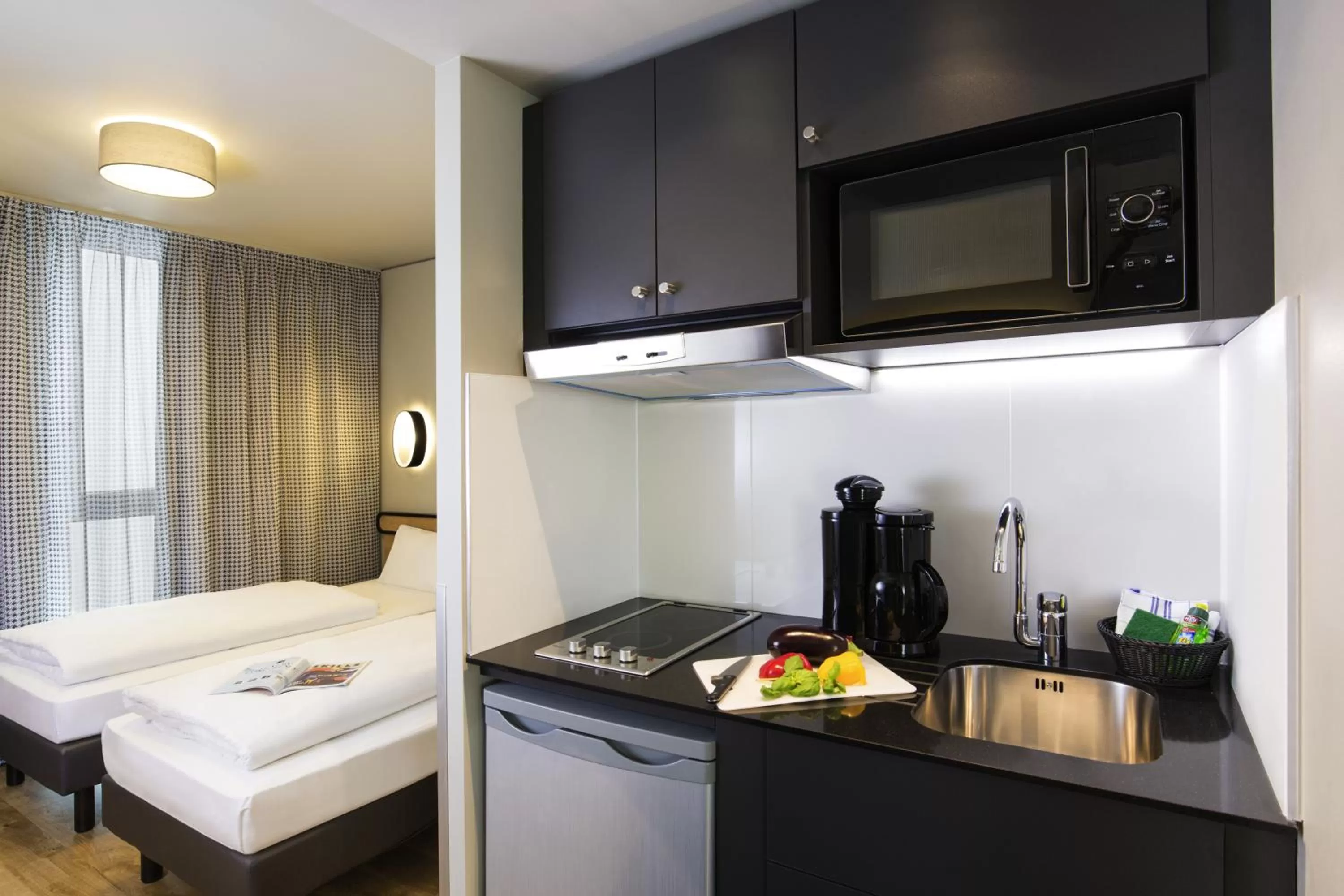 Kitchen or kitchenette, Bed in Aparthotel Adagio access München City Olympiapark