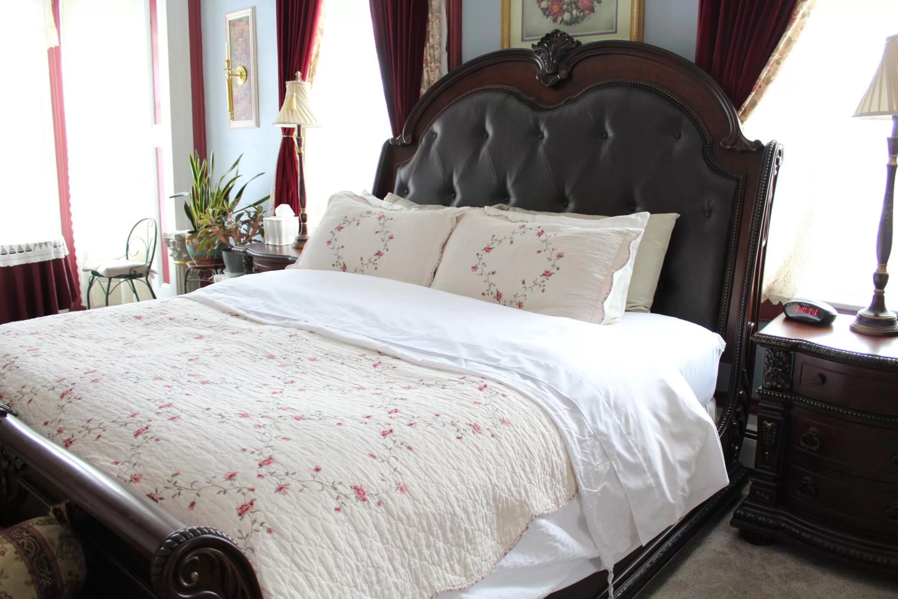 Bedroom, Bed in The Gridley Inn B&B