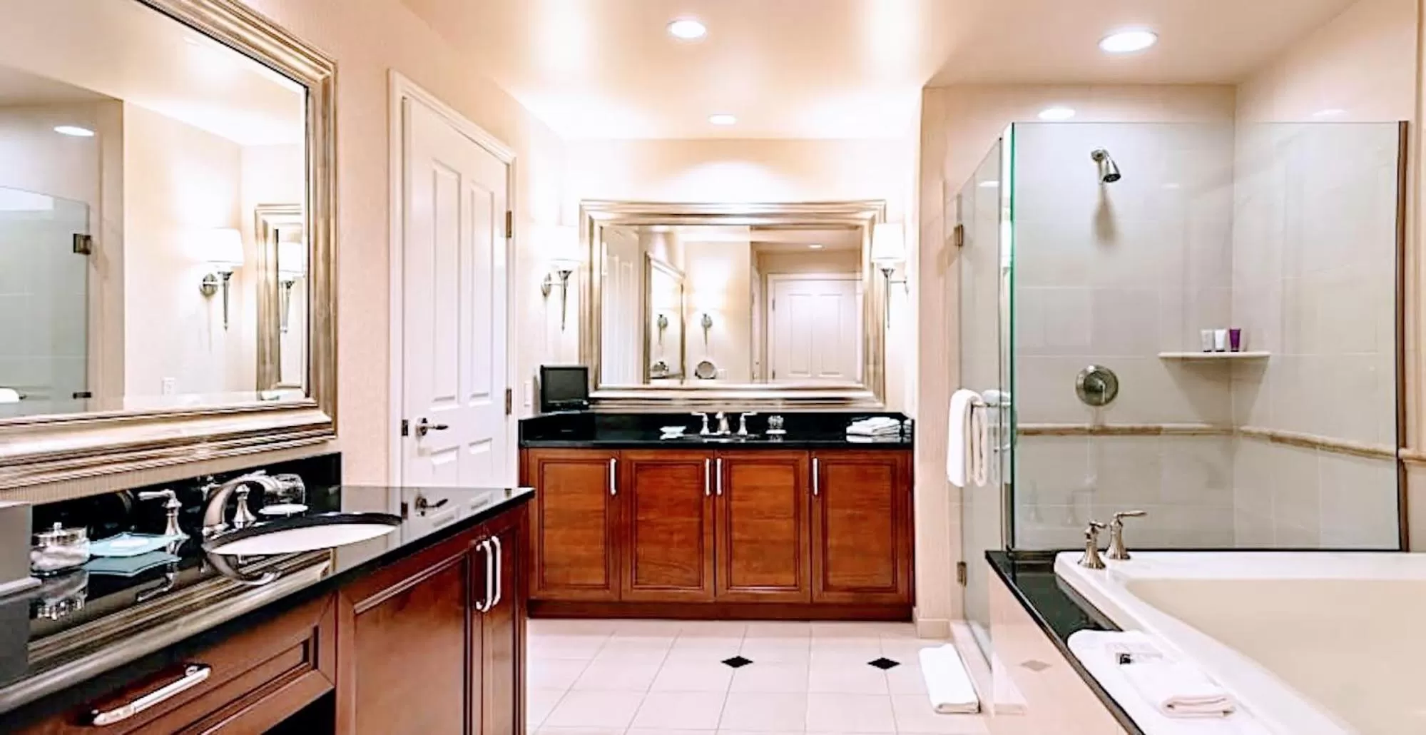 Bathroom, Kitchen/Kitchenette in MGM Signature Strip view balcony full kitchen - 1 Br suite 2 full bath - F1 track view