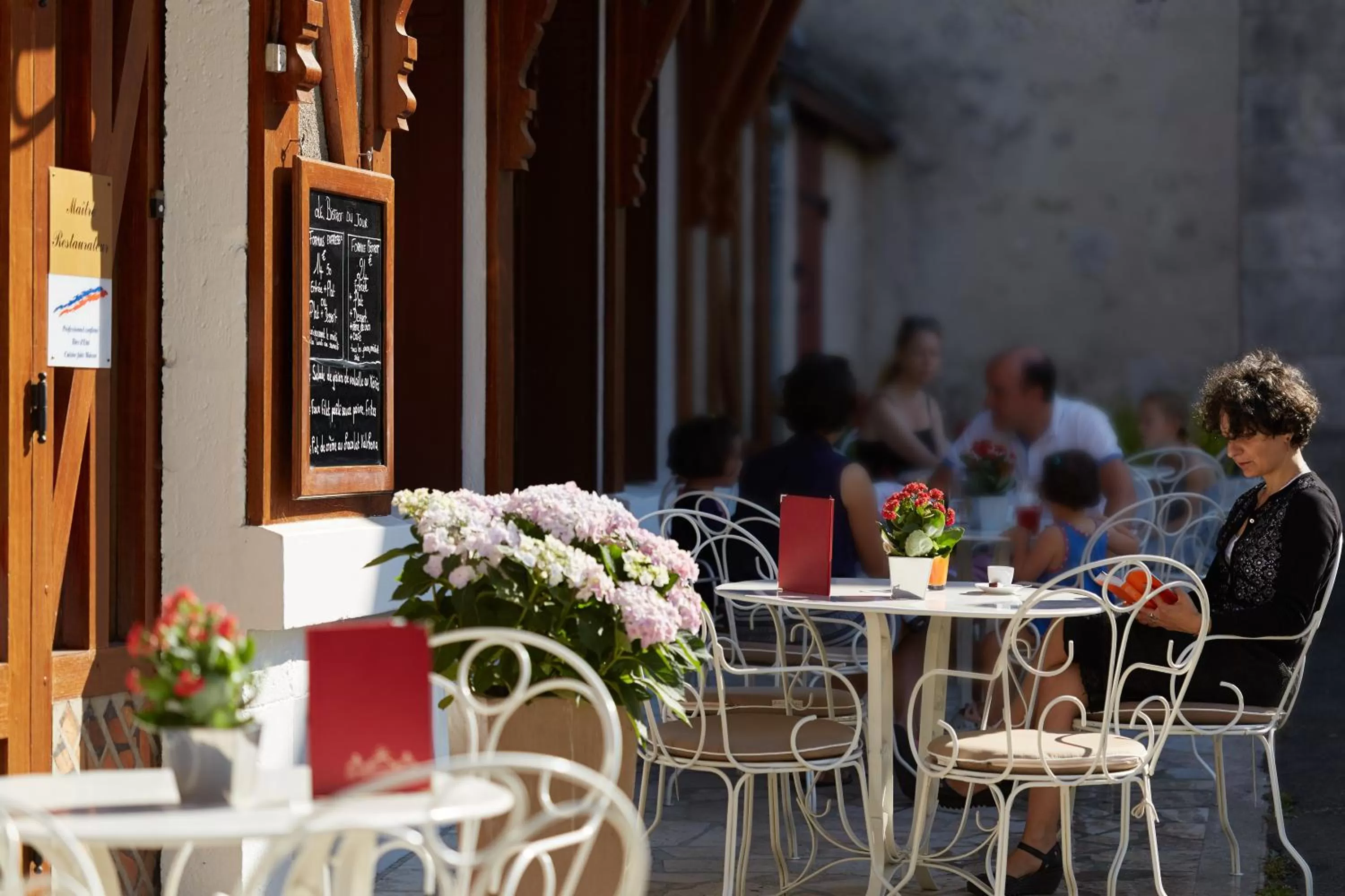 Patio in Relais des Trois Châteaux Hôtel-Restaurant - Teritoria