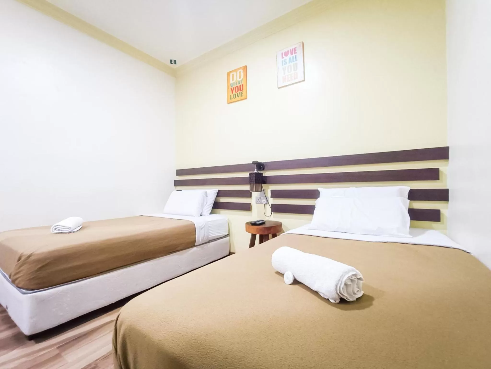 Shower, Bed in PAKA DALYLA HOTEL