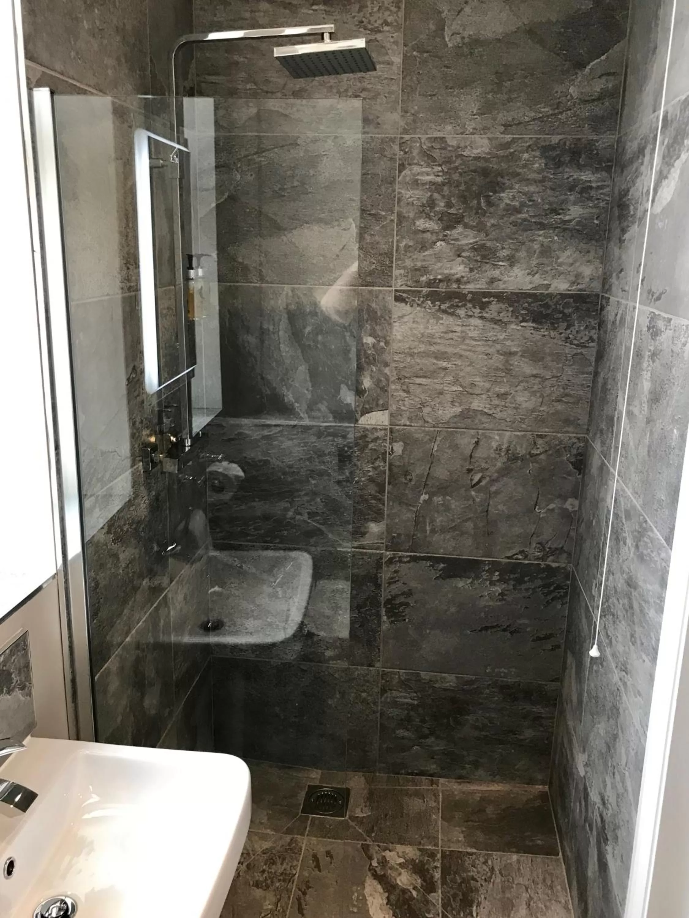 Bathroom in The Raven Hotel