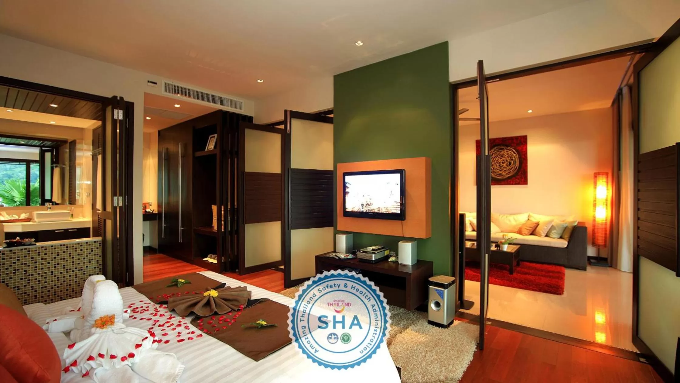 Bedroom, Bed in Wyndham Sea Pearl Resort, Phuket