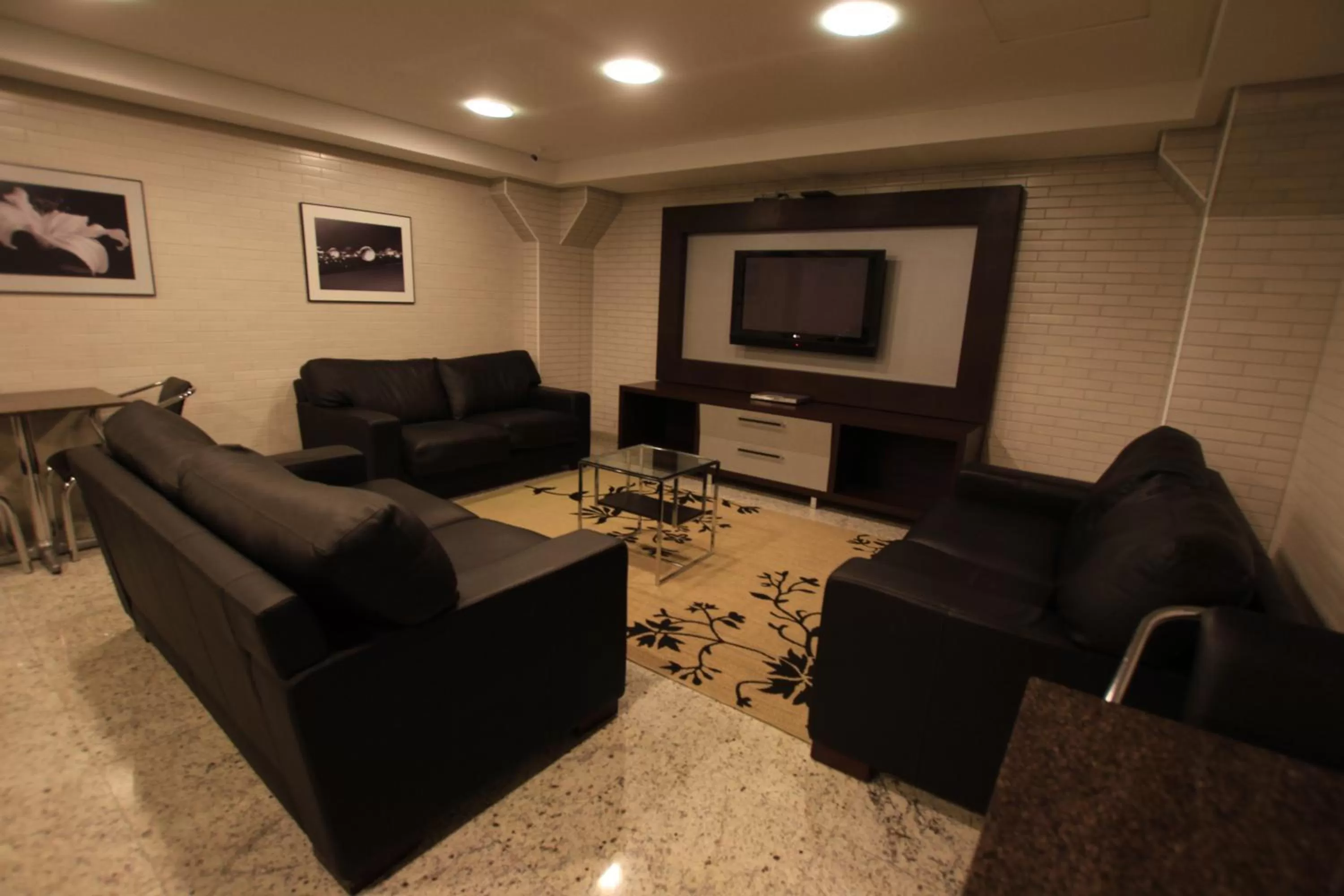Communal lounge/ TV room in Hotel Confiance Batel