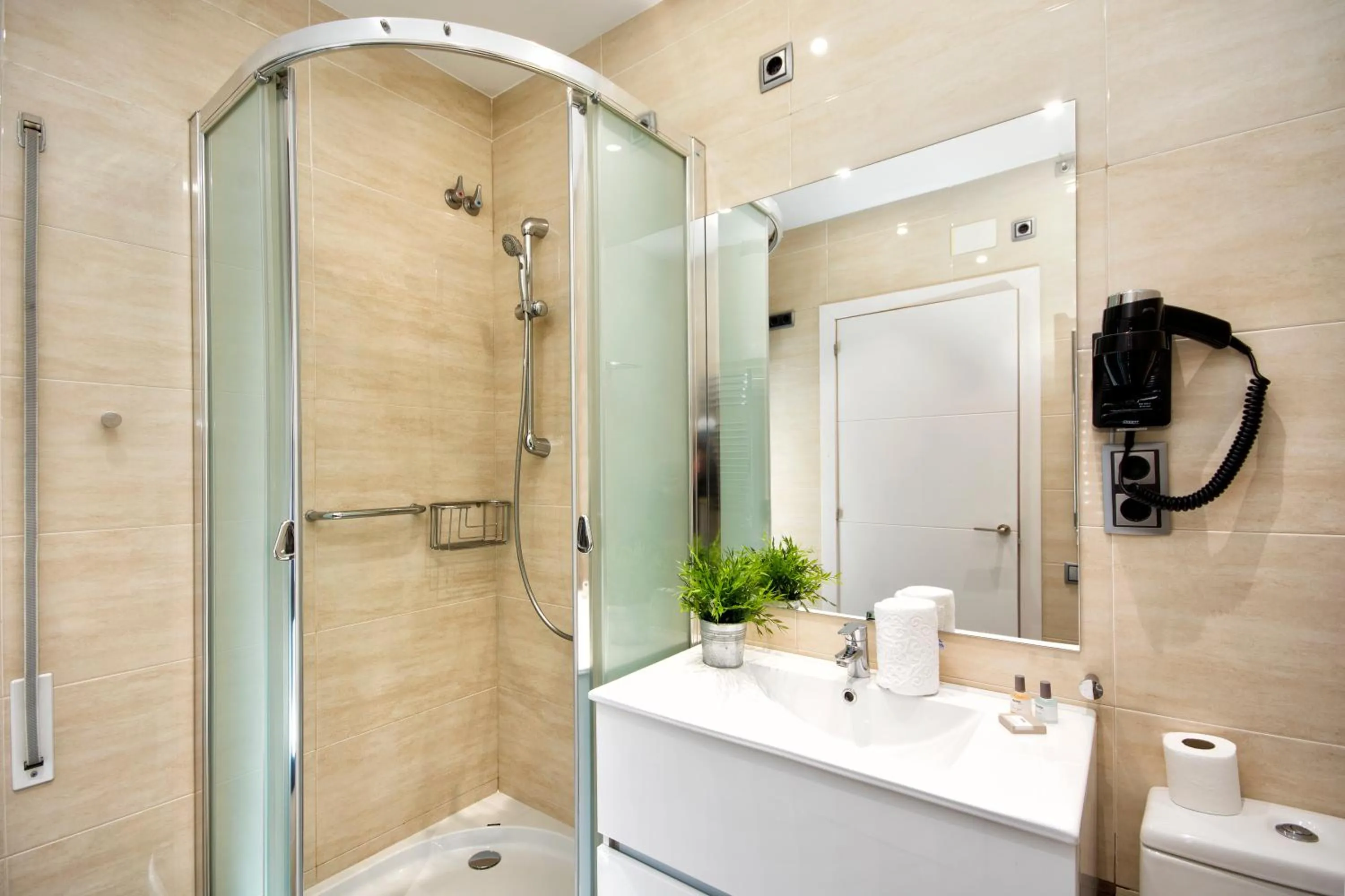 Bathroom in Eixample Building Apartments by Mercedes Heritage