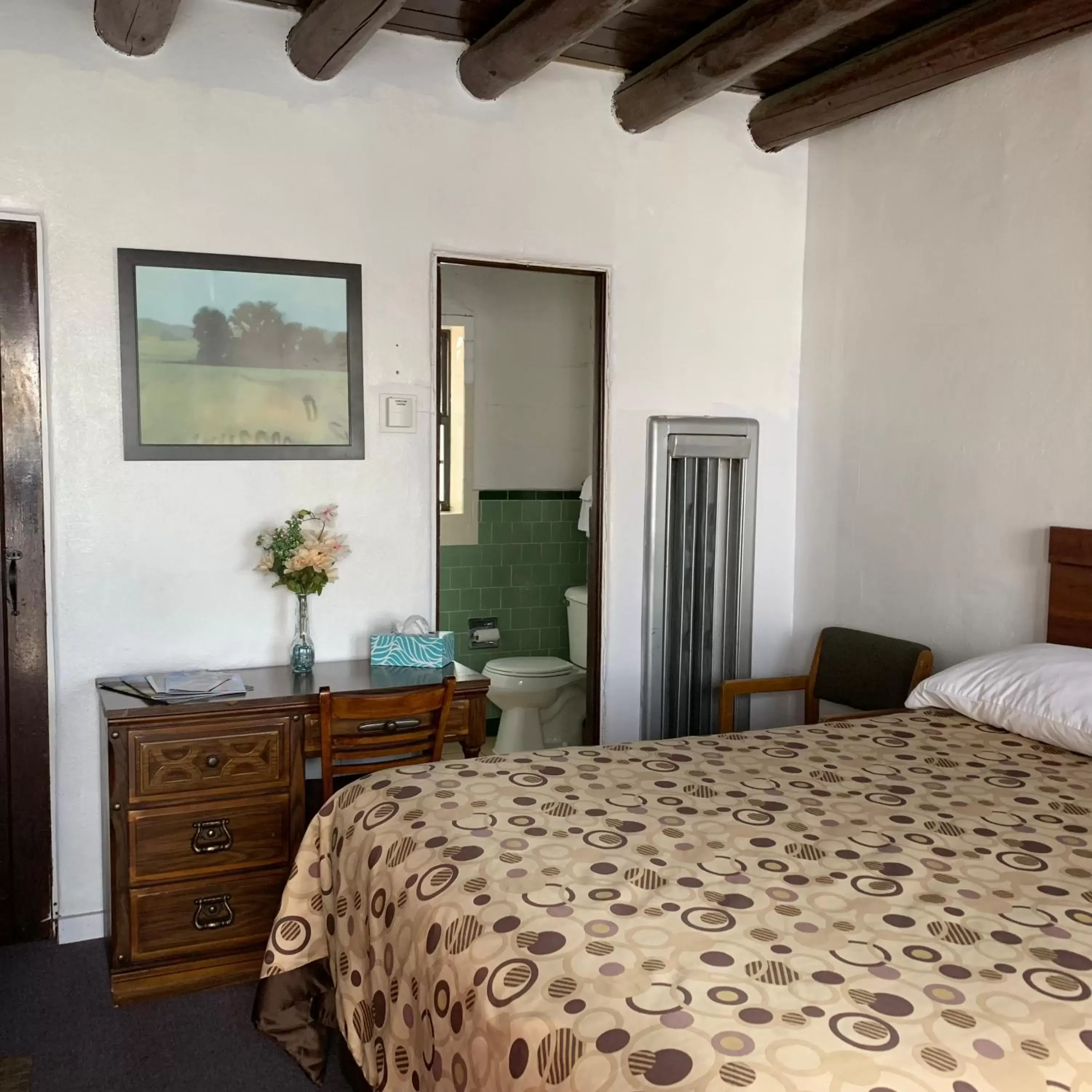 Queen Room Non Smoking in Cottonwood Court Motel Queen Room Non Smoking in Cottonwood Court Motel