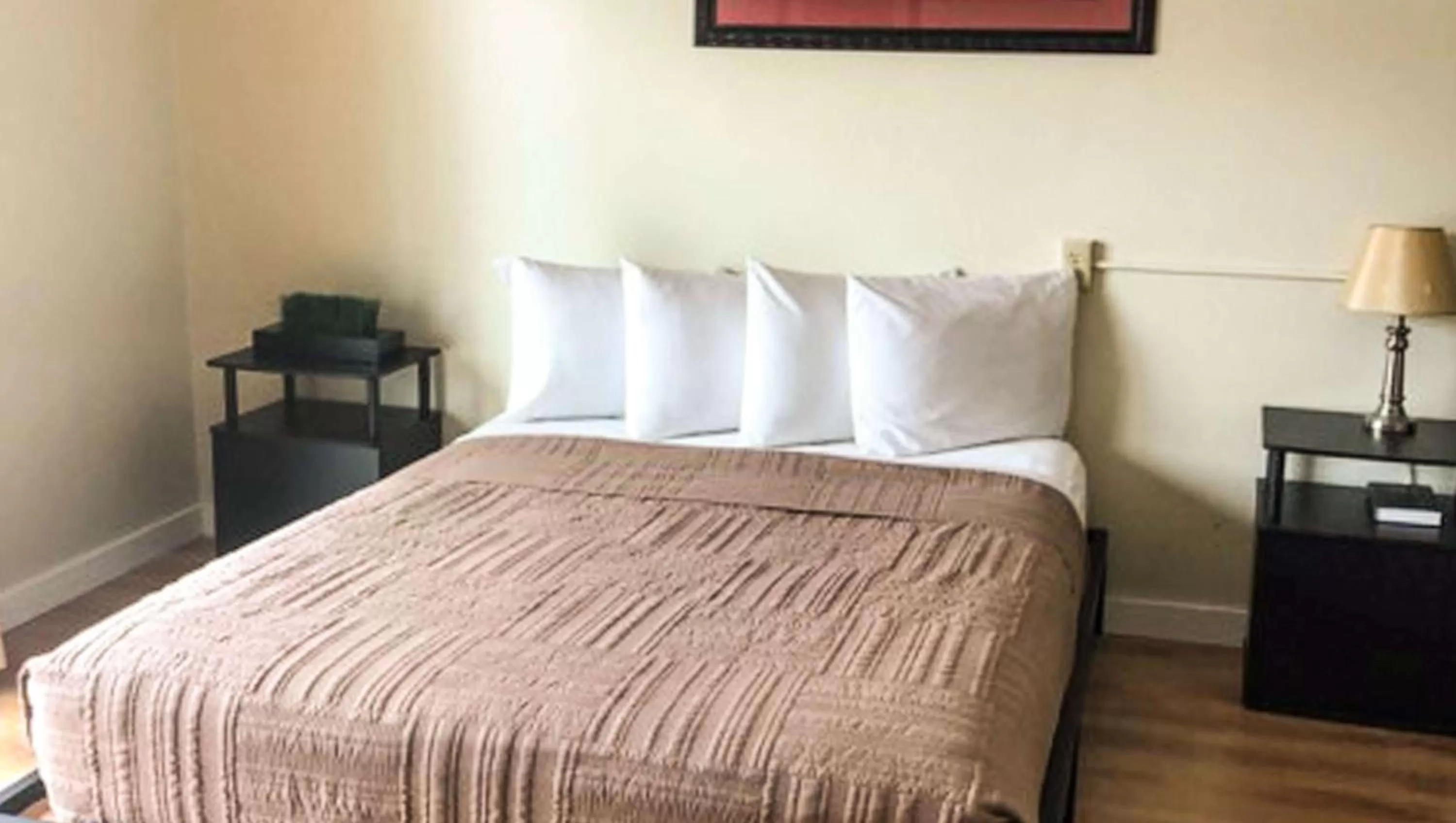 Photo of the whole room, Bed in Colonial Inn Ellsworth