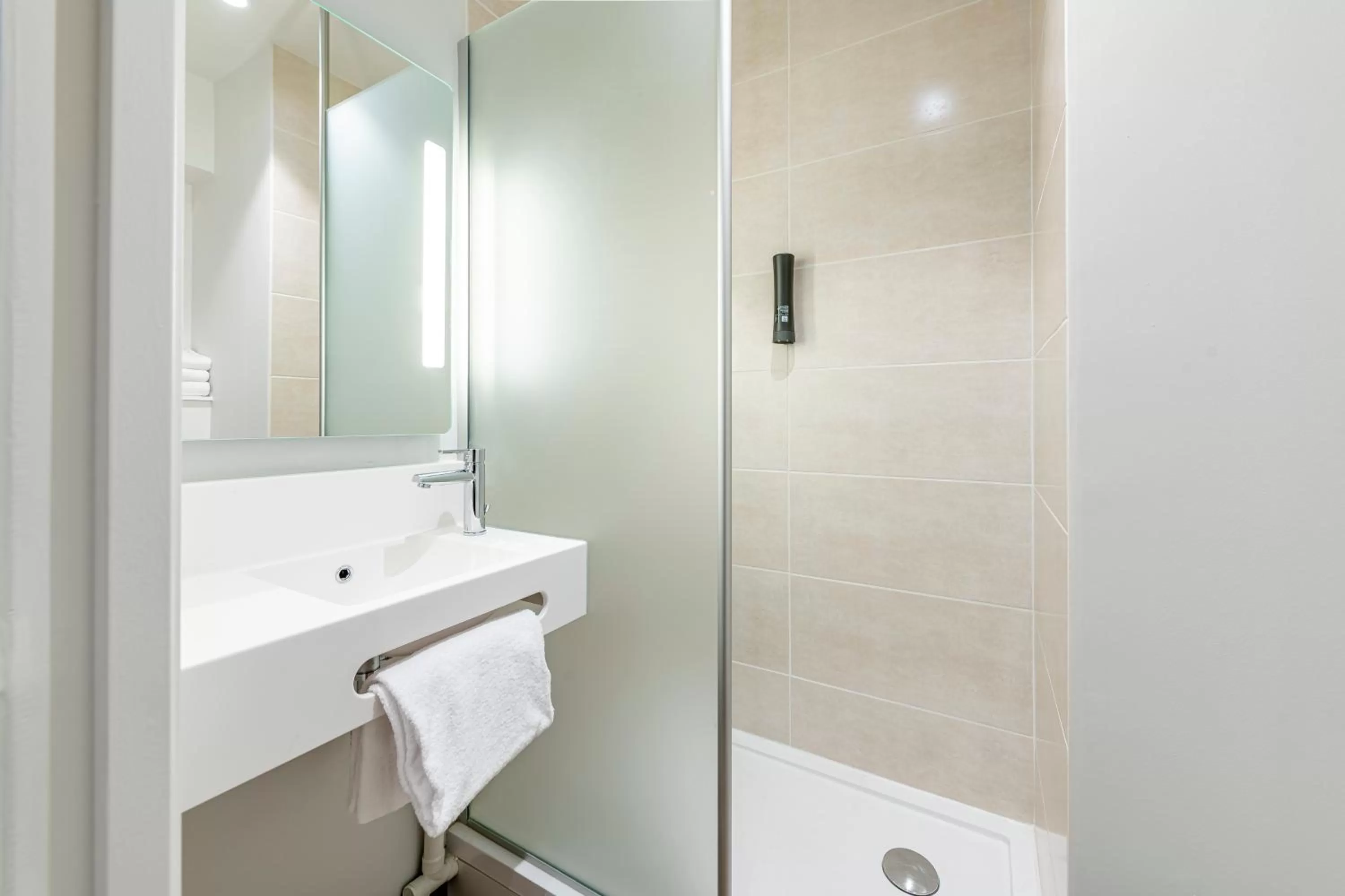 Bathroom in B&B HOTEL Brest Centre Port de Commerce