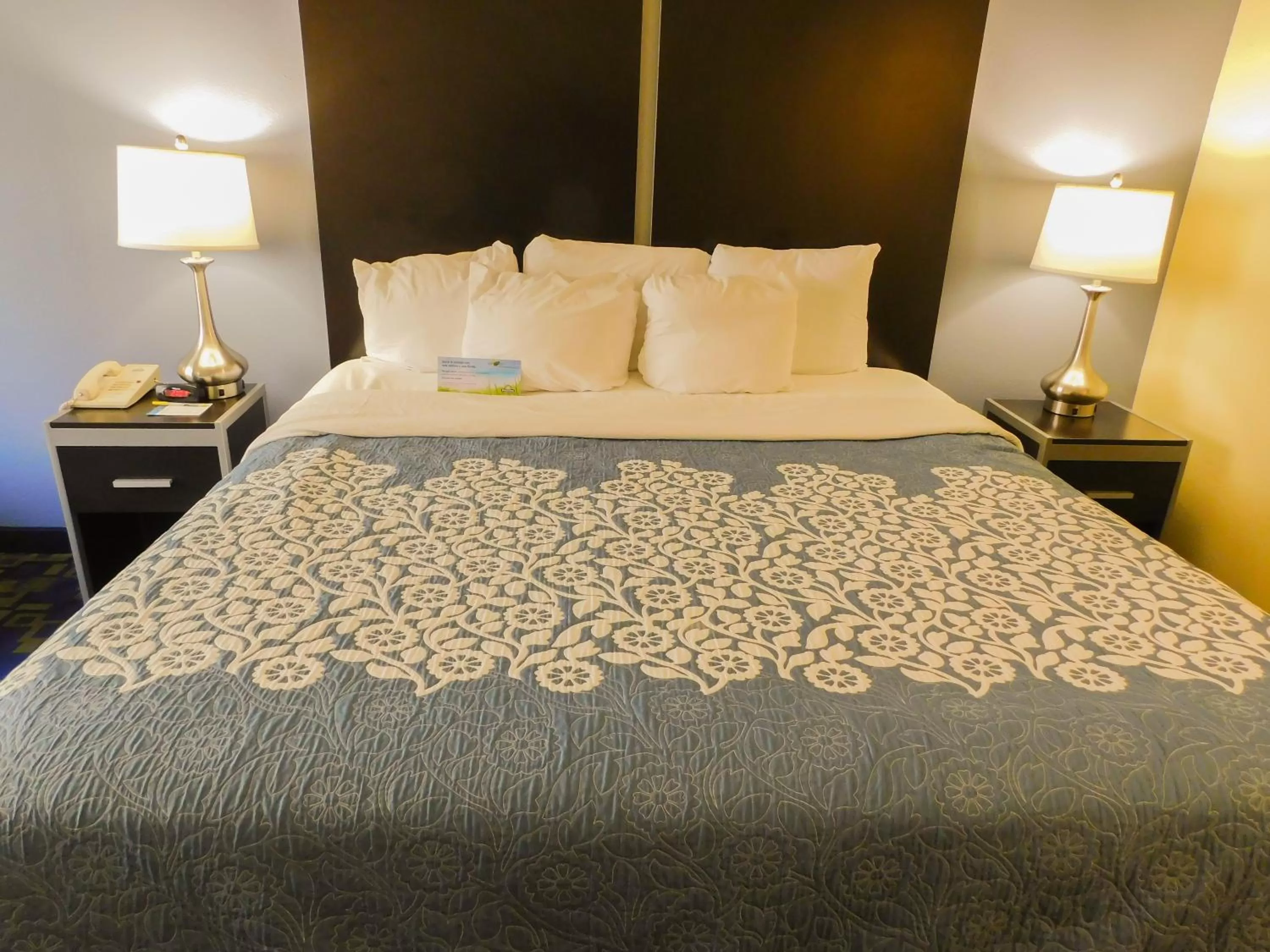 Bed in Days Inn & Suites by Wyndham Pocahontas