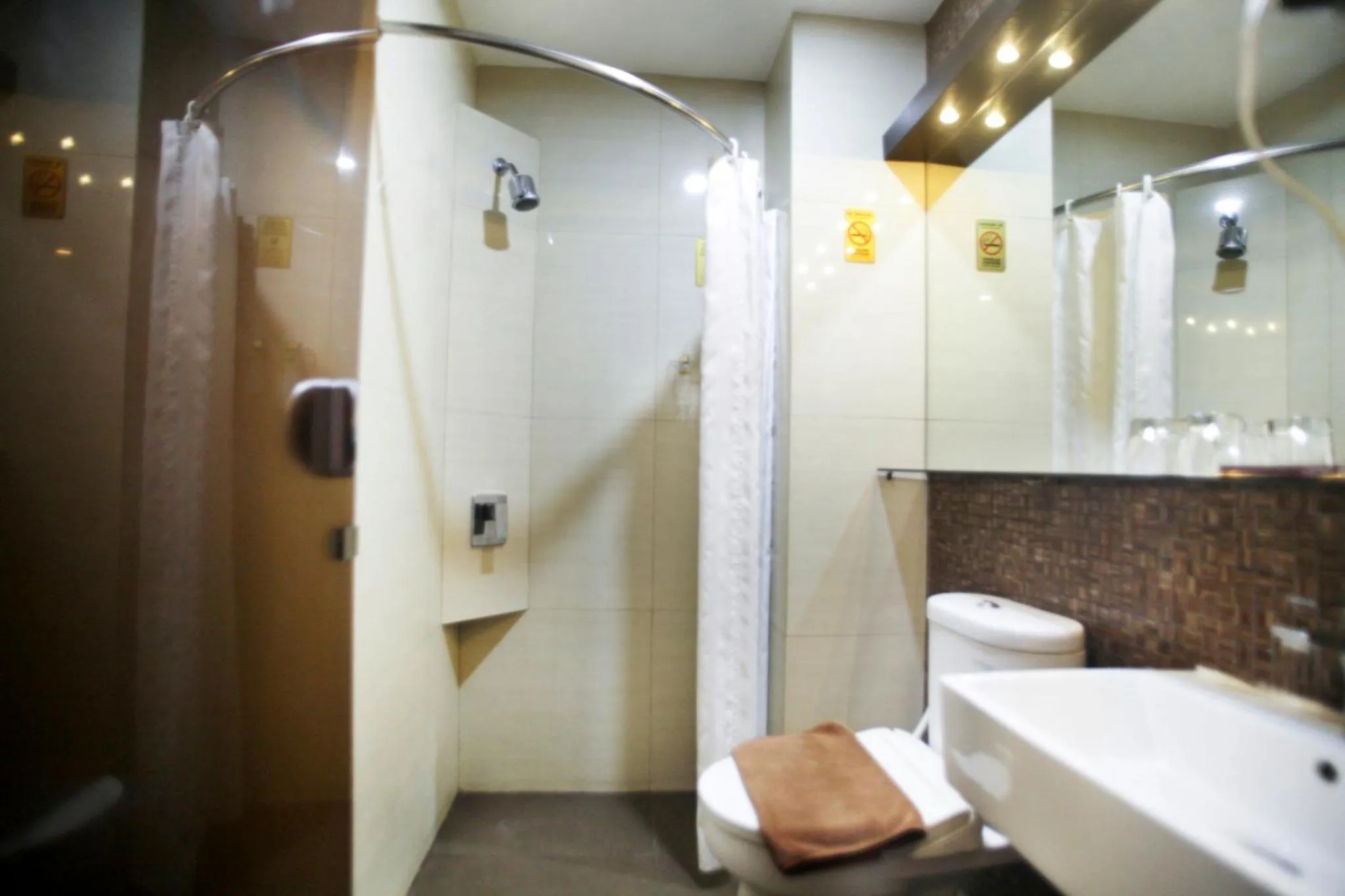 Bathroom in Favor Hotel Makassar City Center By LIFE