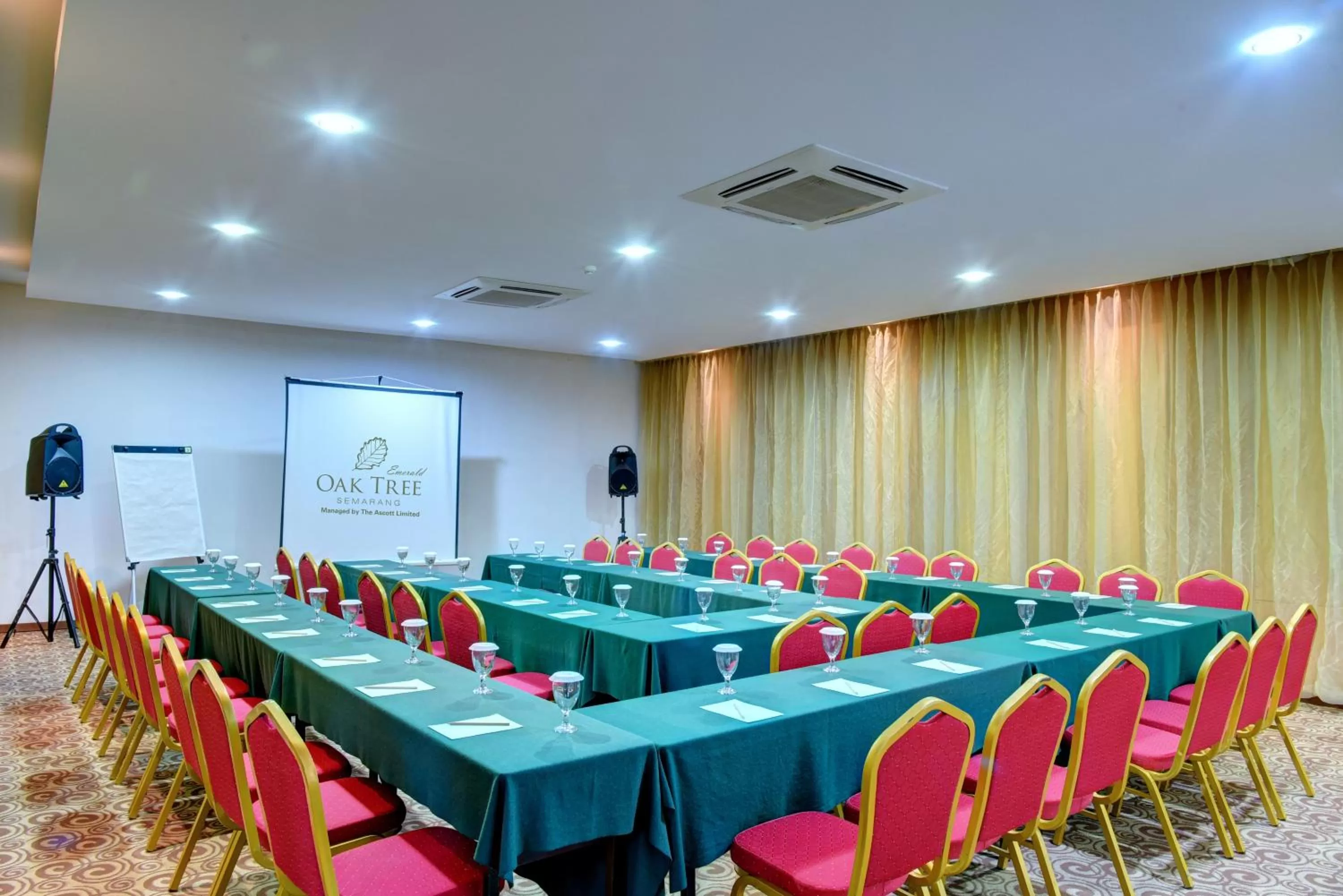 Area and facilities in Oak Tree Emerald Hotel & Coventions Semarang