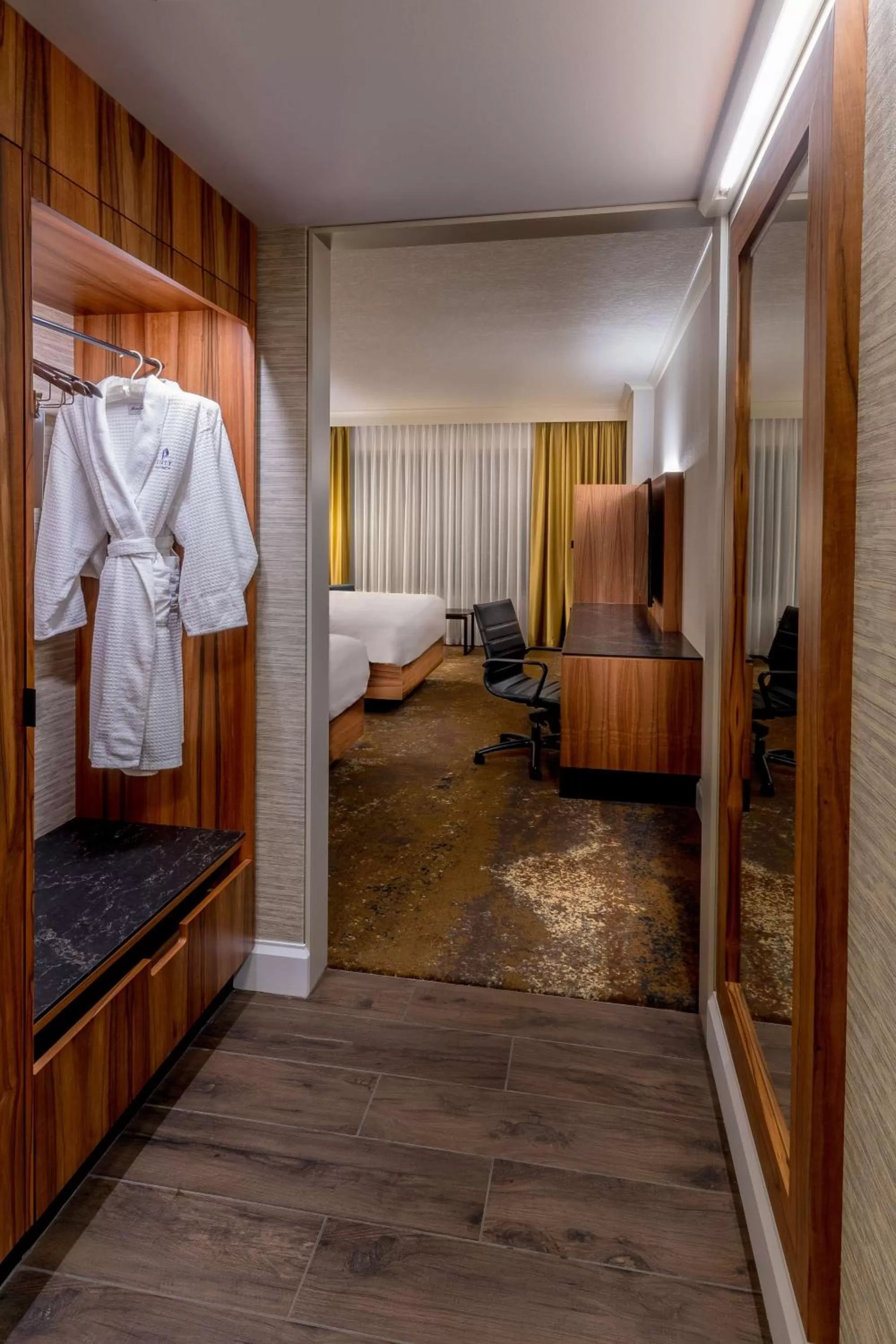 Photo of the whole room, Bed in Hyatt Regency Calgary