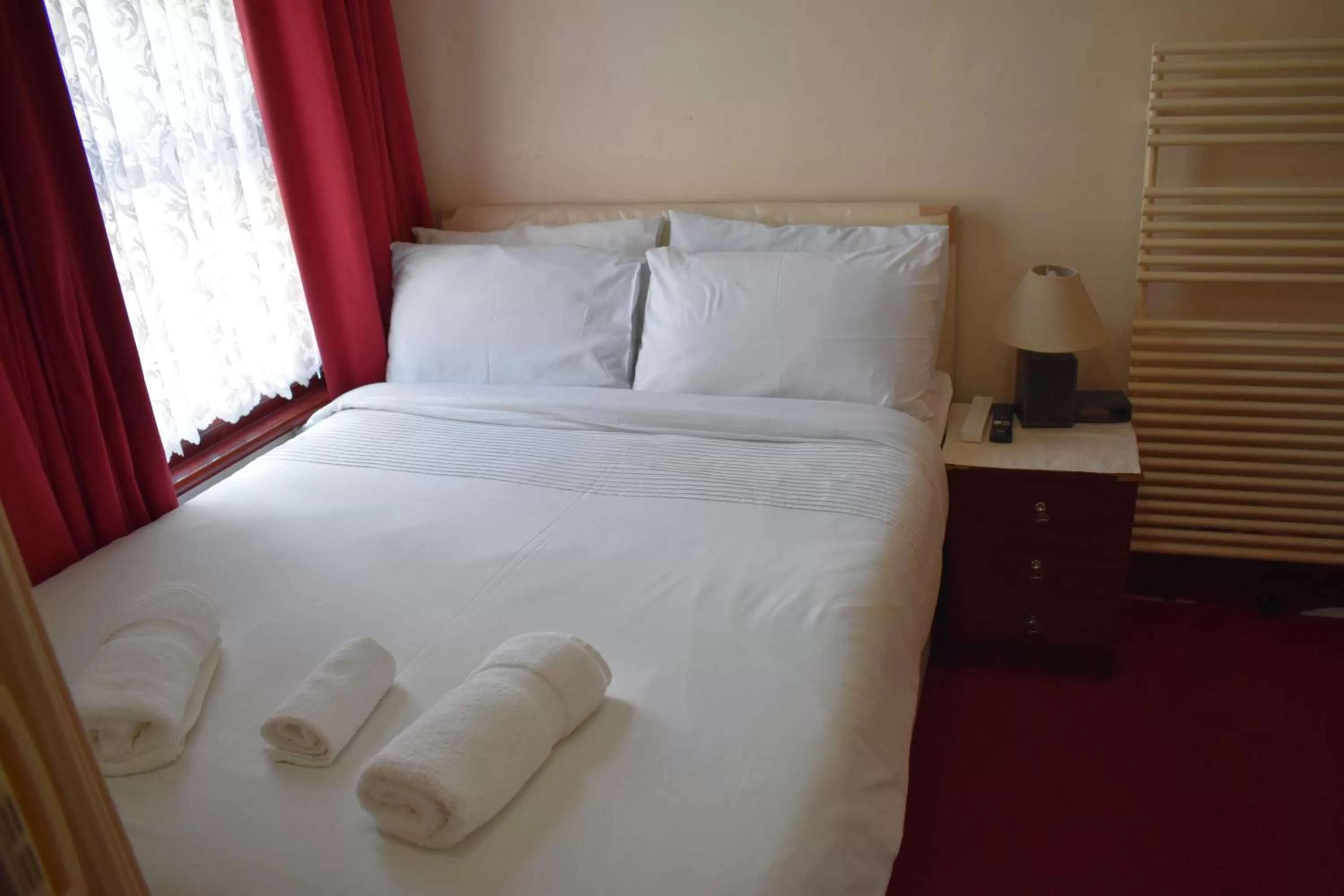 Bedroom, Bed in Lyndhurst Hotel