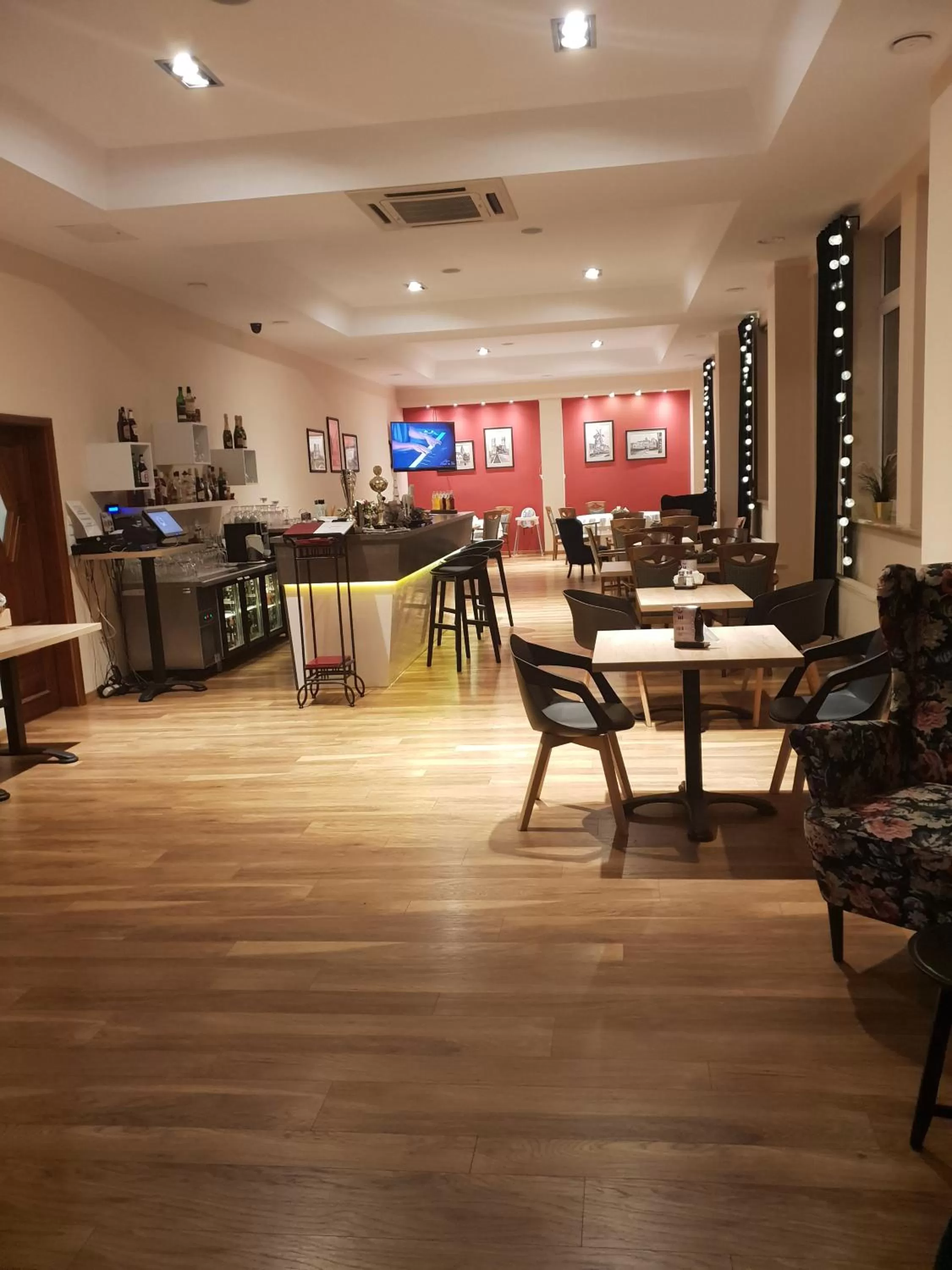 Restaurant/places to eat in Carina Hotel