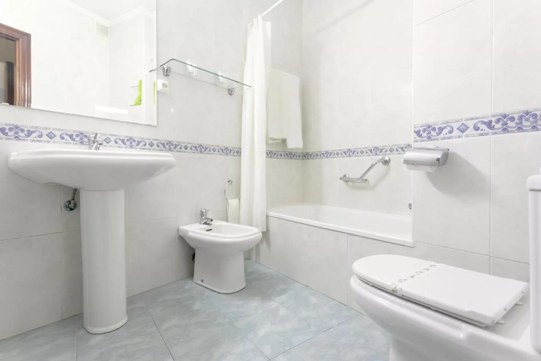 Shower in Hotel América Ferrol