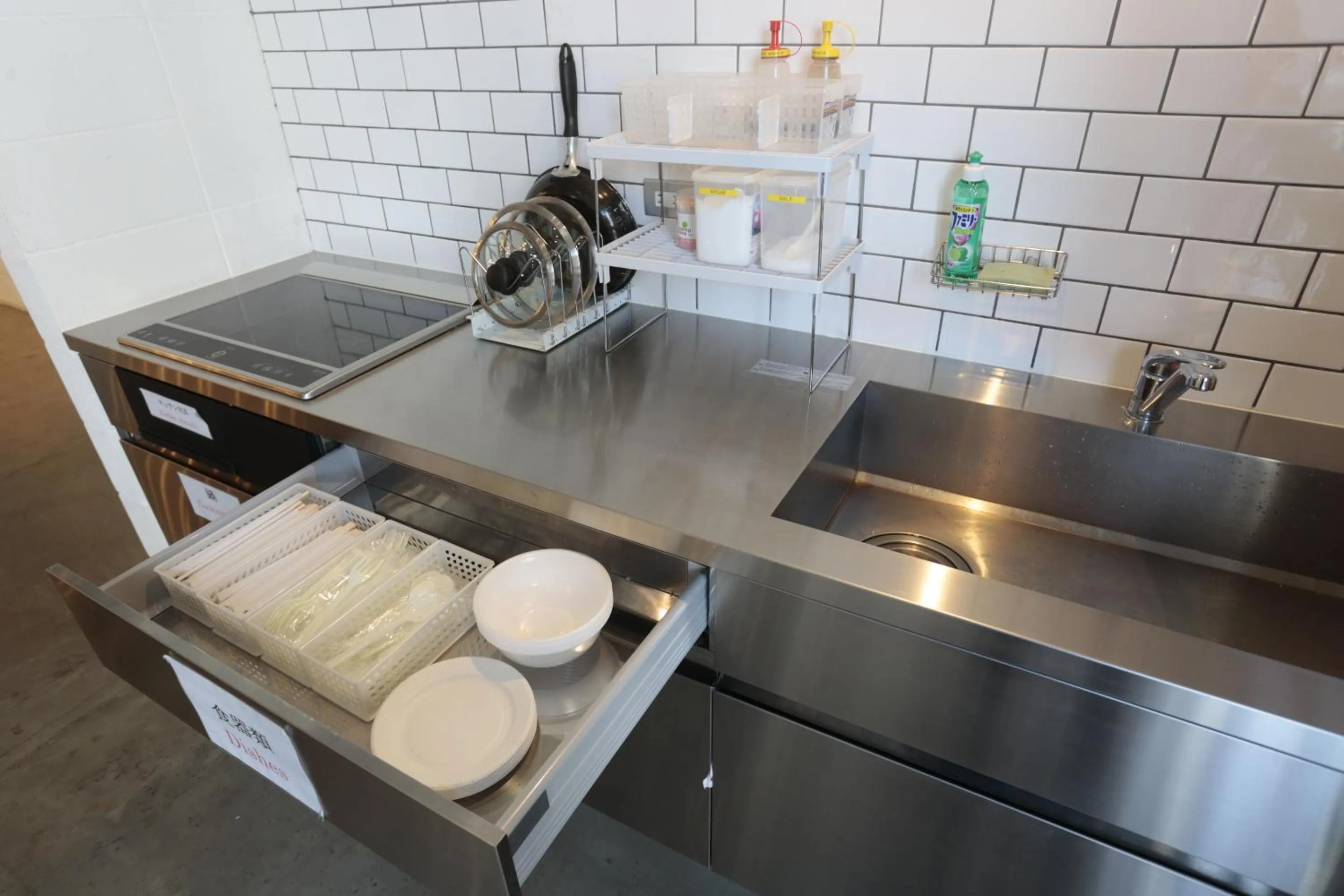 Communal kitchen in Hotel Sunplaza 2