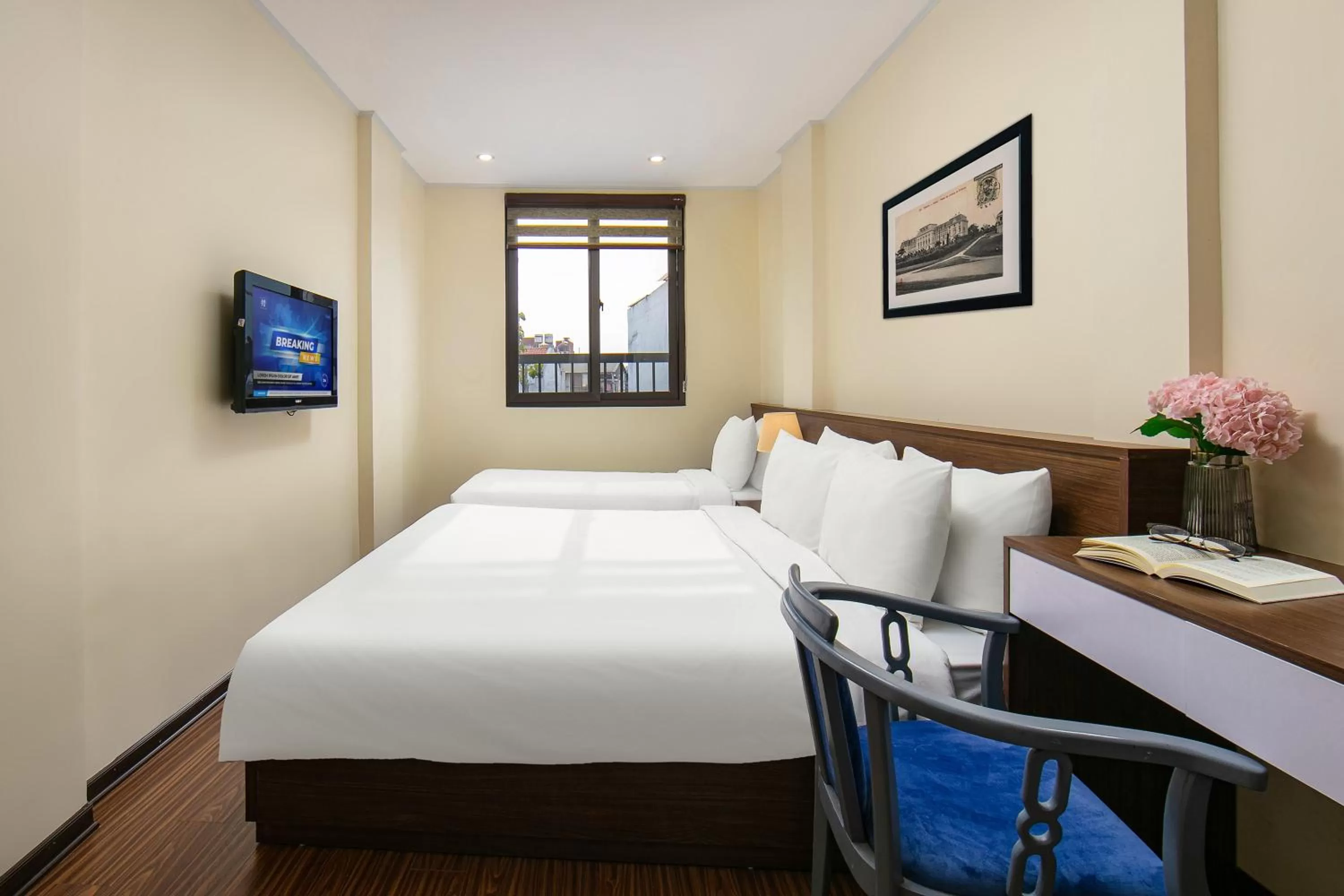 Bed in Queen Cafe Hotel & Pub