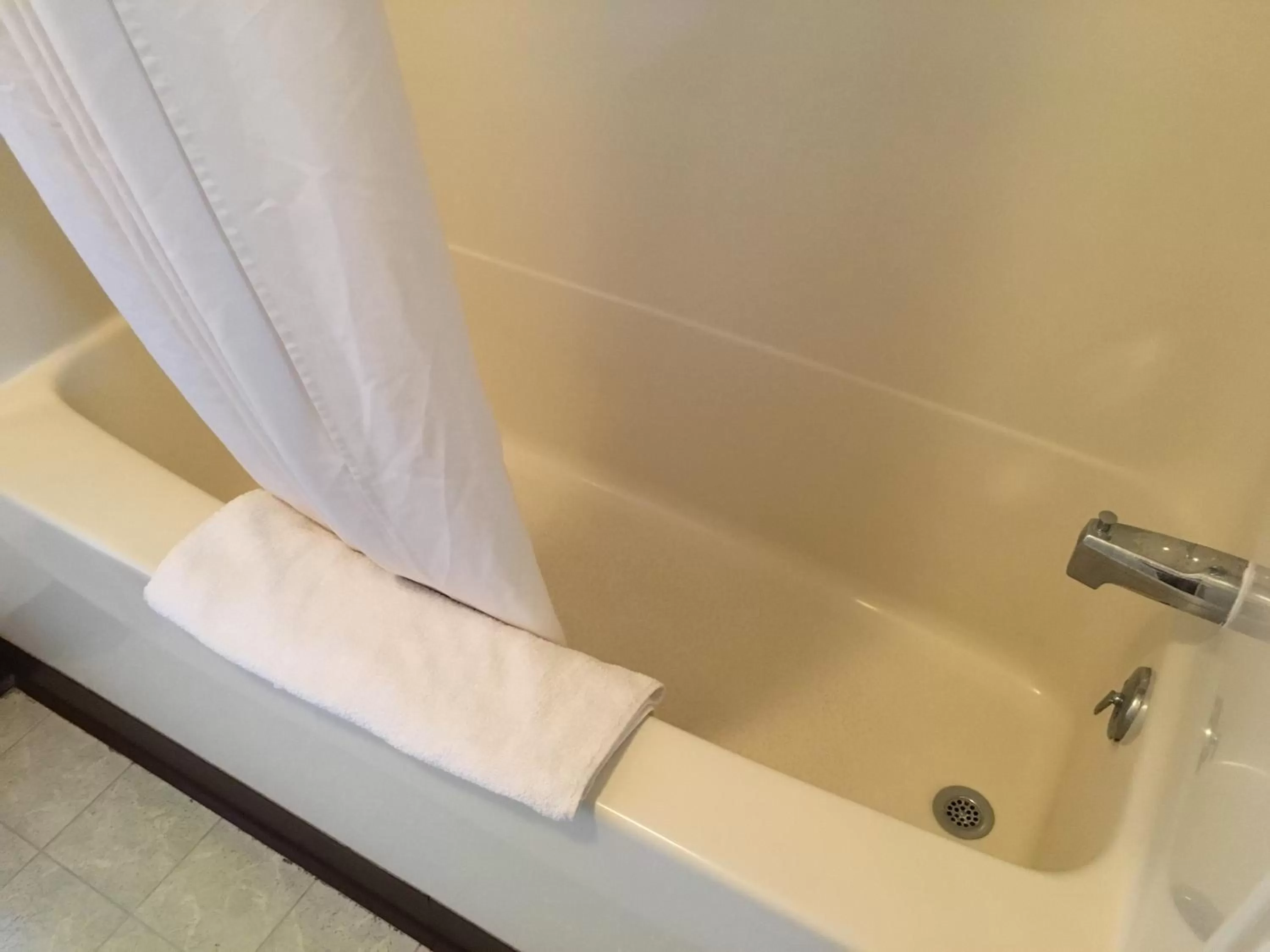 Hot Tub in Red Carpet Inn - Gettysburg