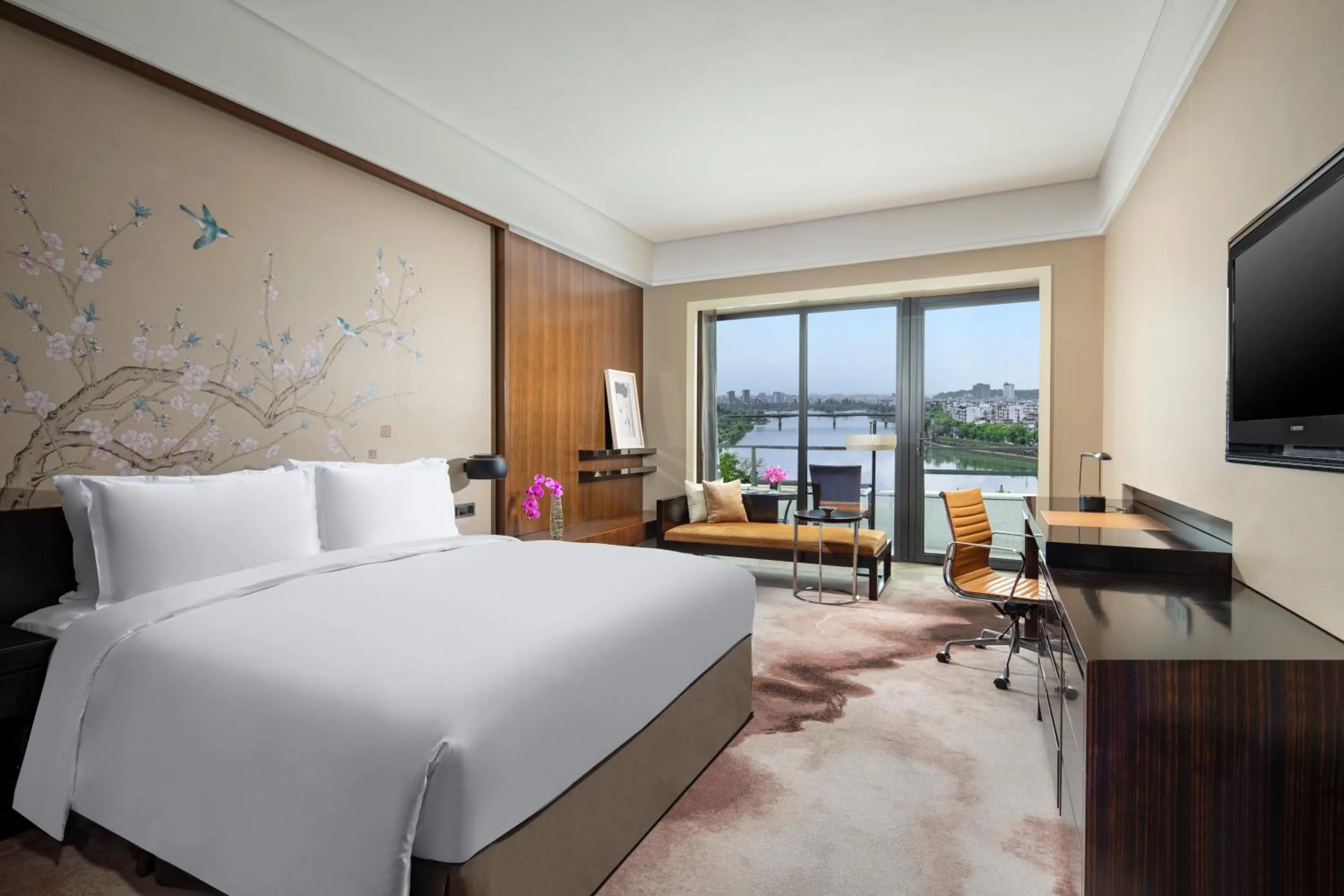 Photo of the whole room, Bed in Crowne Plaza Huangshan Yucheng by IHG
