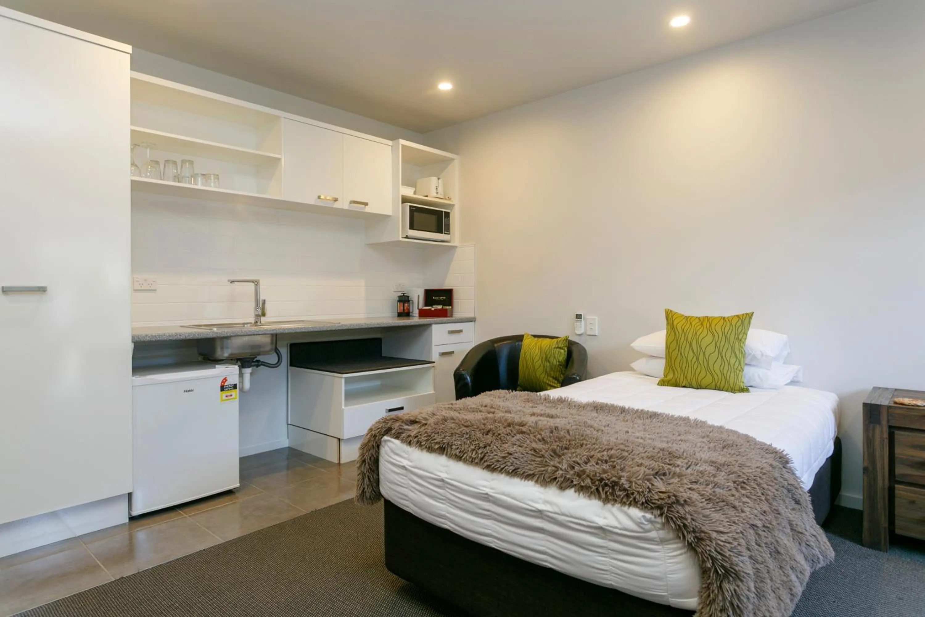 Kitchen or kitchenette, Bed in Acacia Lake View Motel