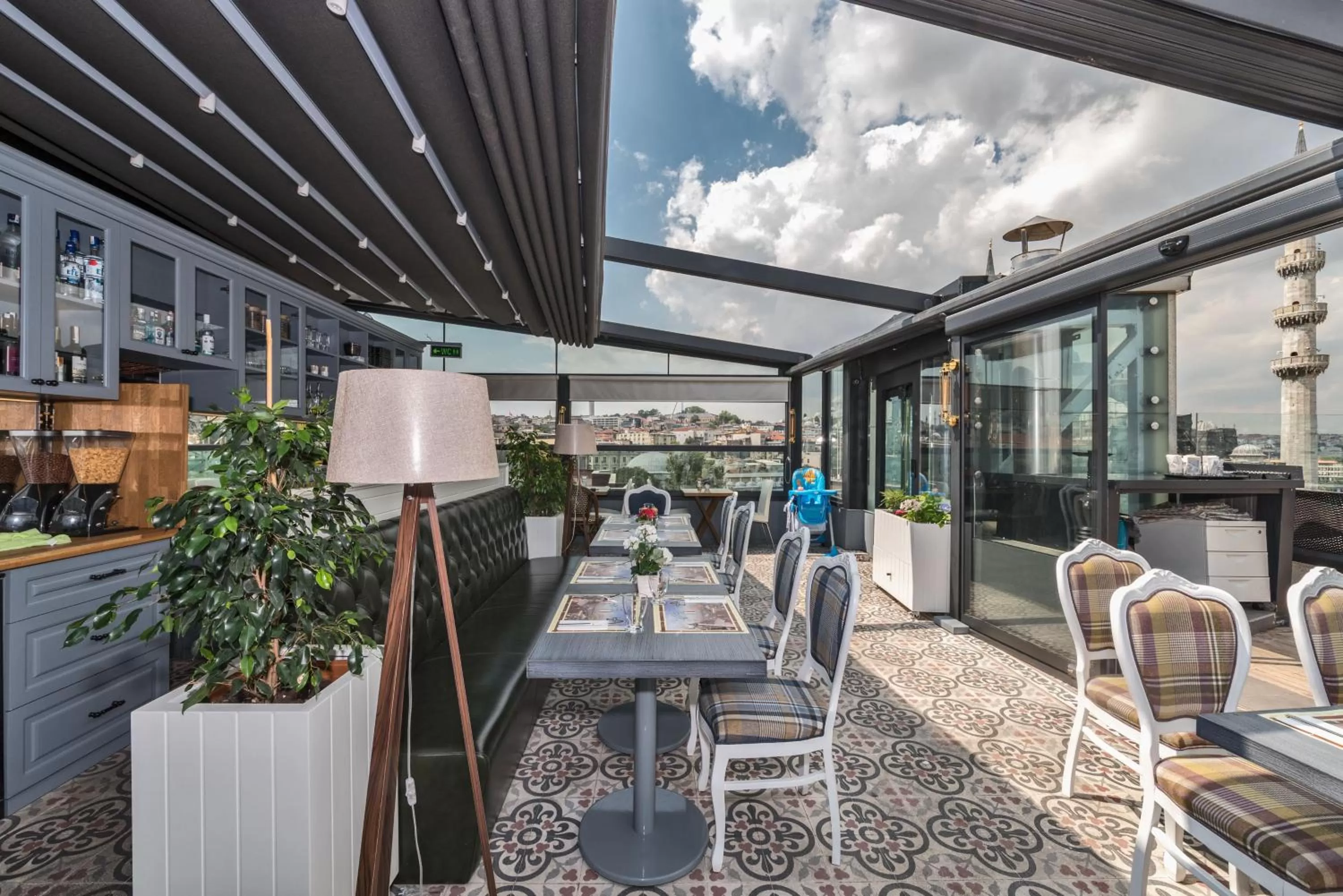 Restaurant/places to eat in Alpek Hotel