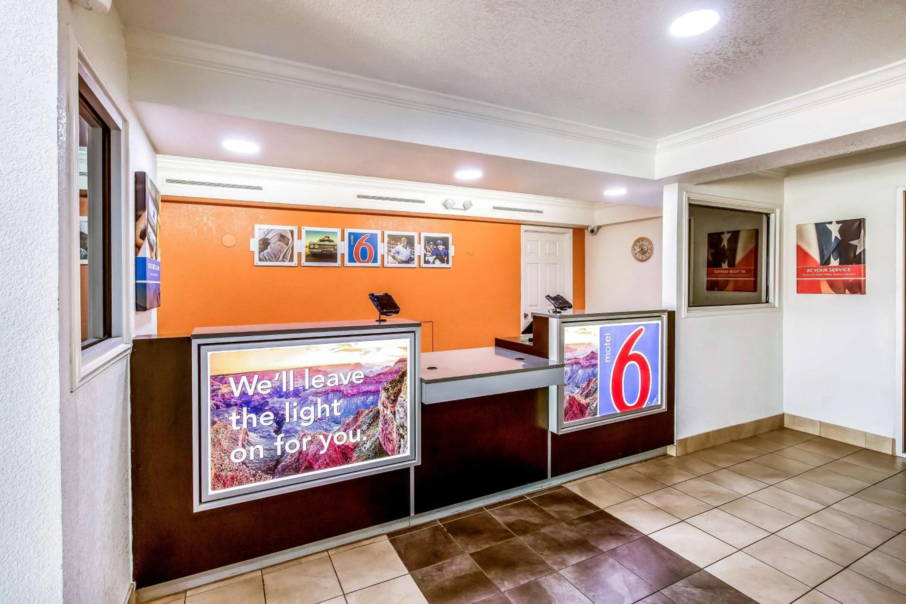 Lobby or reception in Motel 6-Euless, TX - DFW West