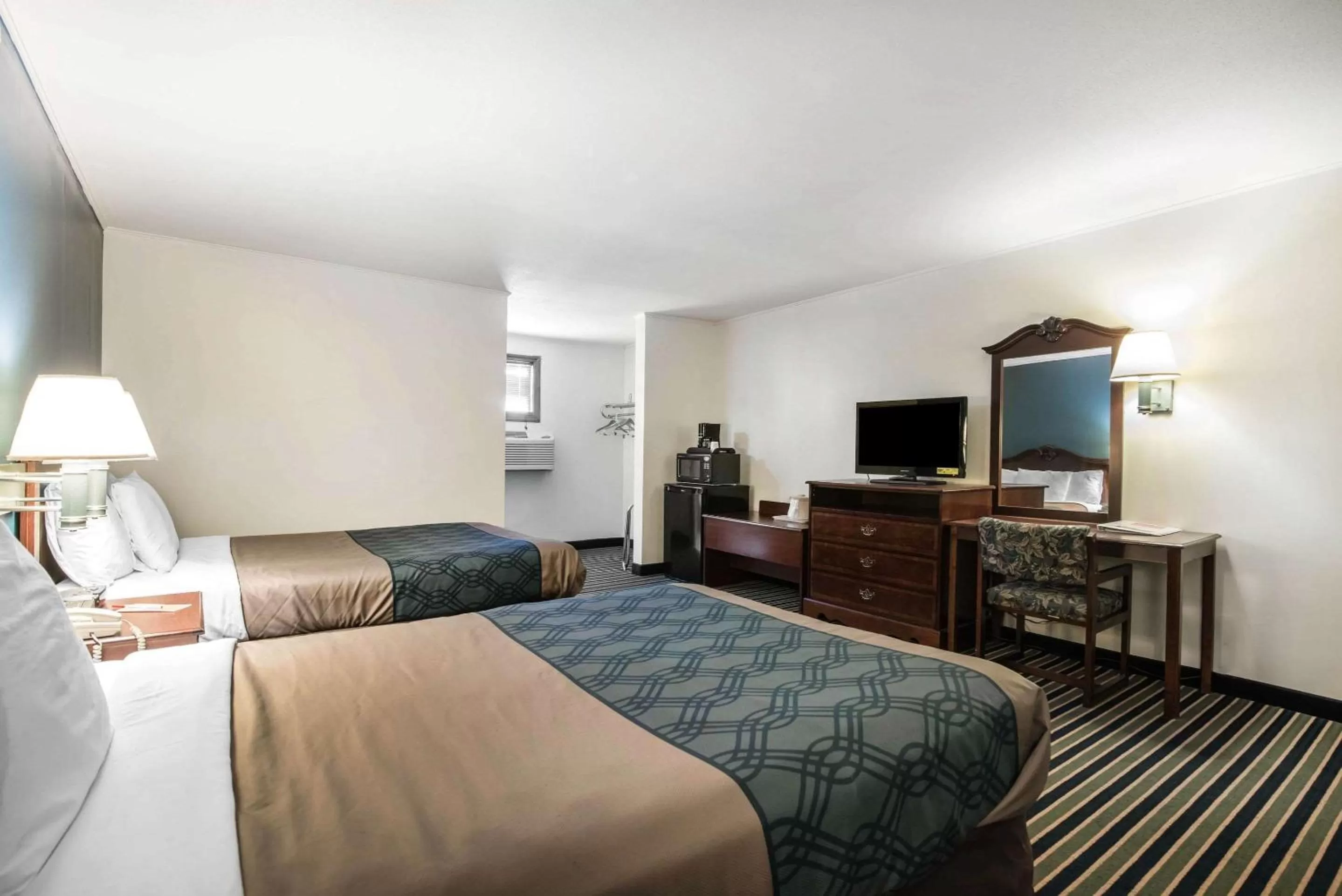 Photo of the whole room, Bed in Econo Lodge