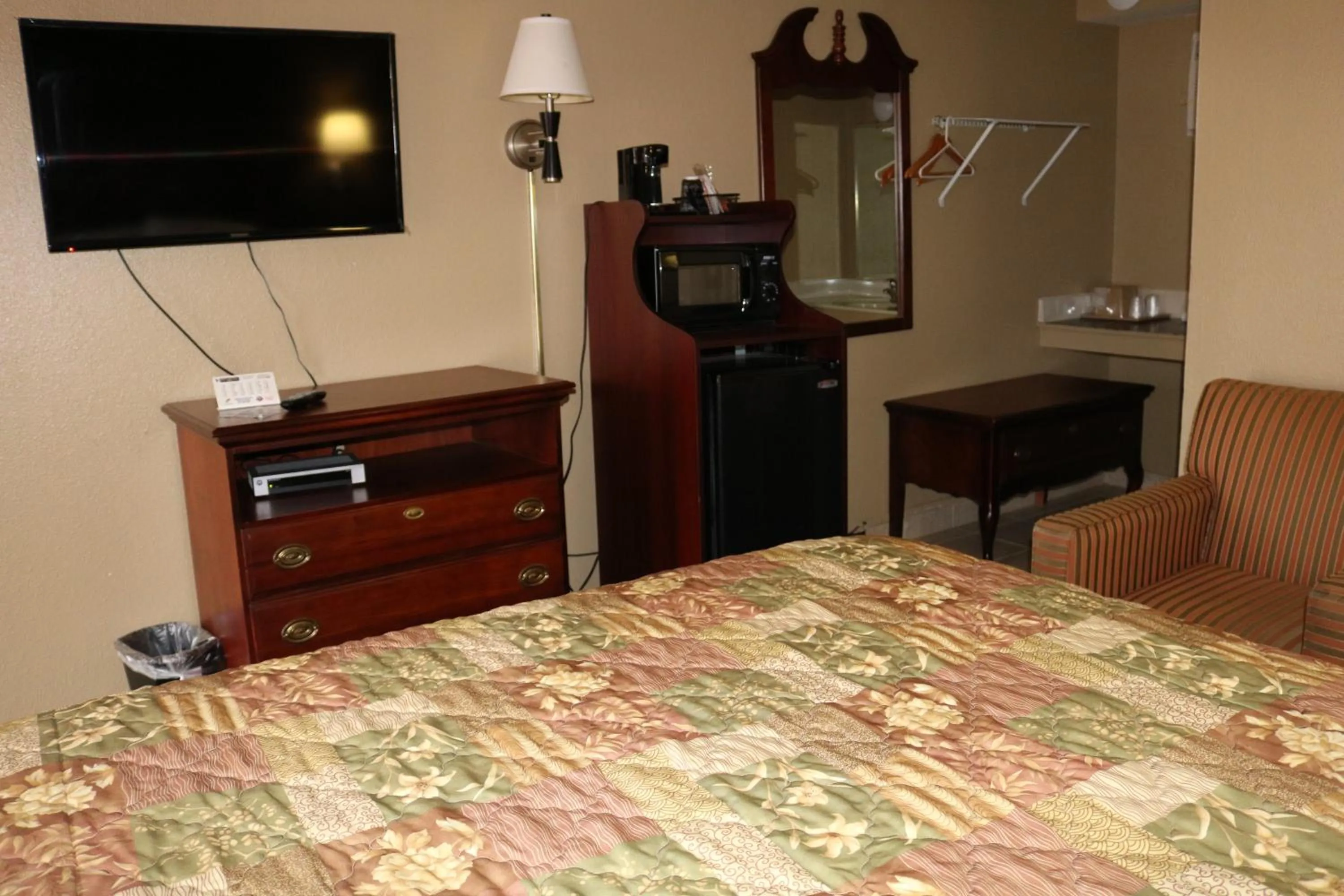 Bed in Battlefield Inn Springfield