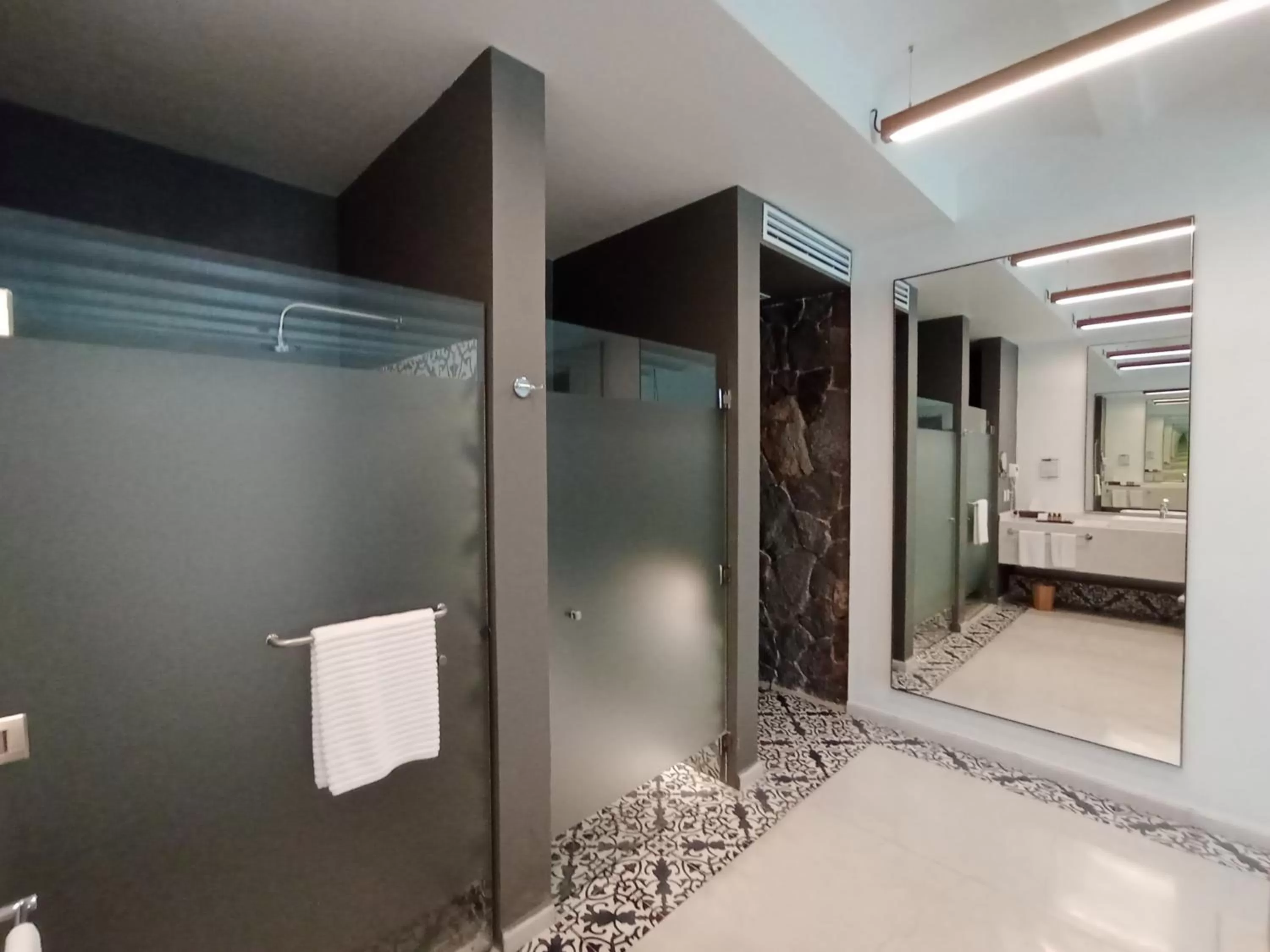 Bathroom, Bed in Huayacán Cuernavaca Curamoria Collection