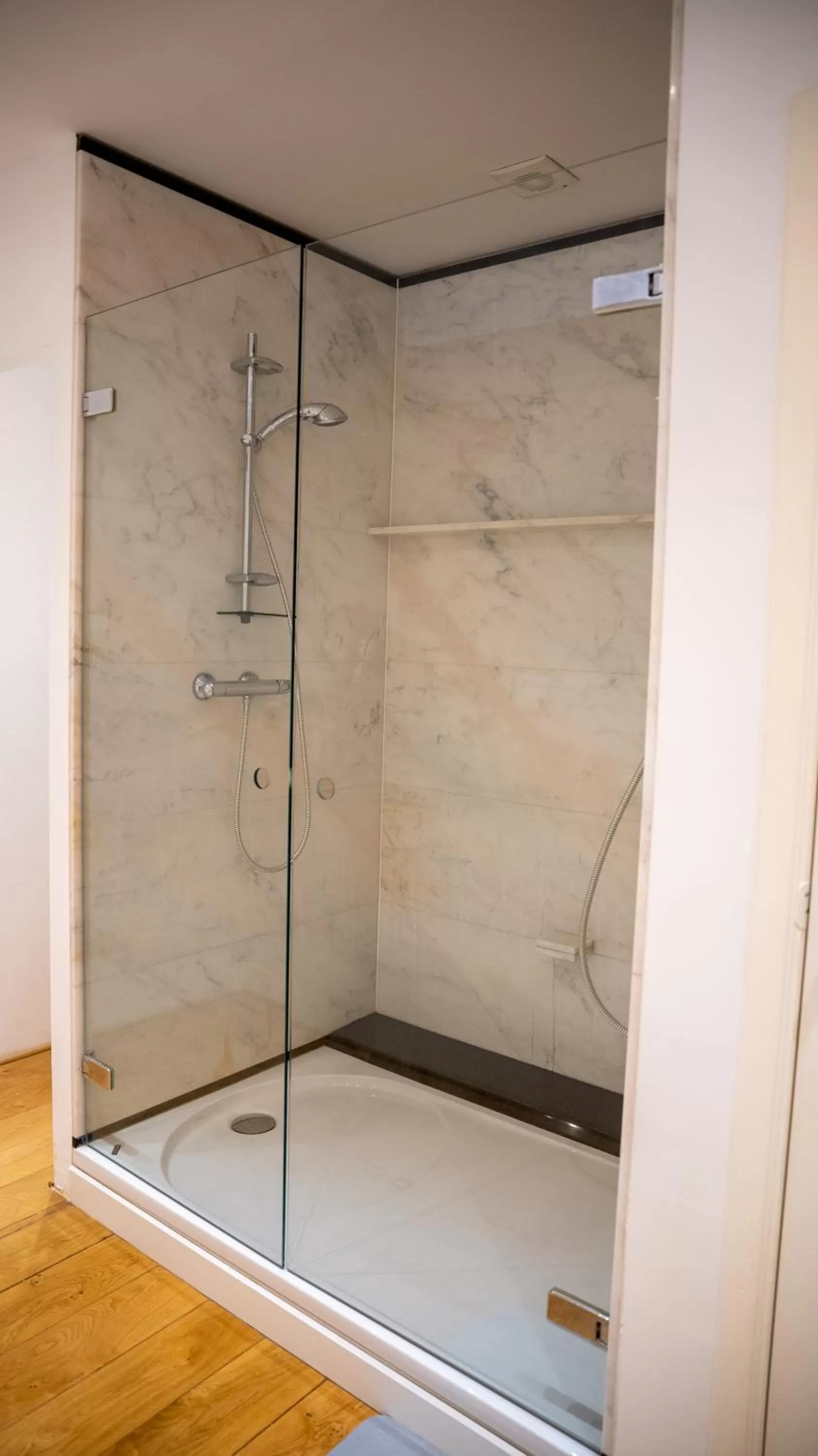 Shower in Hotel de Maître de Vaughan