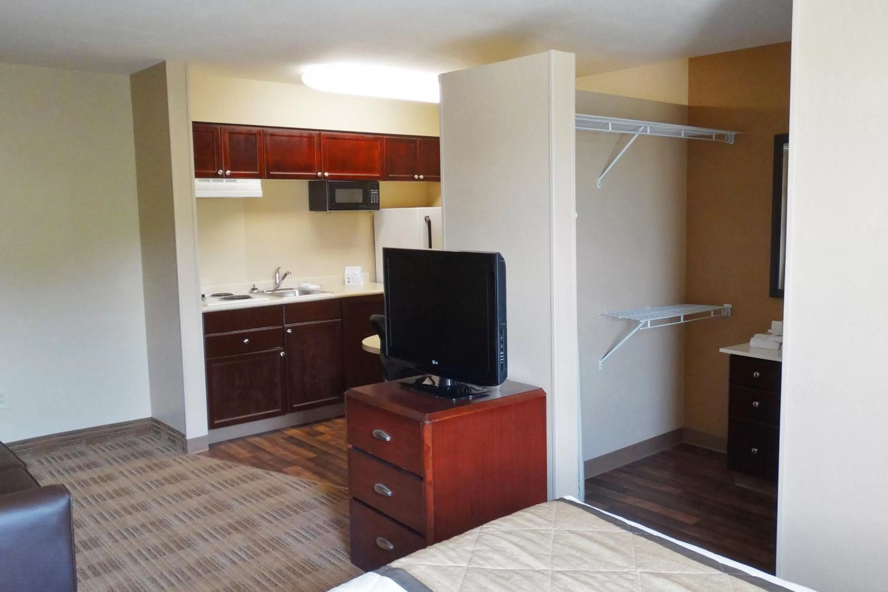 TV and multimedia in Extended Stay America Suites - Atlanta - Alpharetta - Northpoint - West