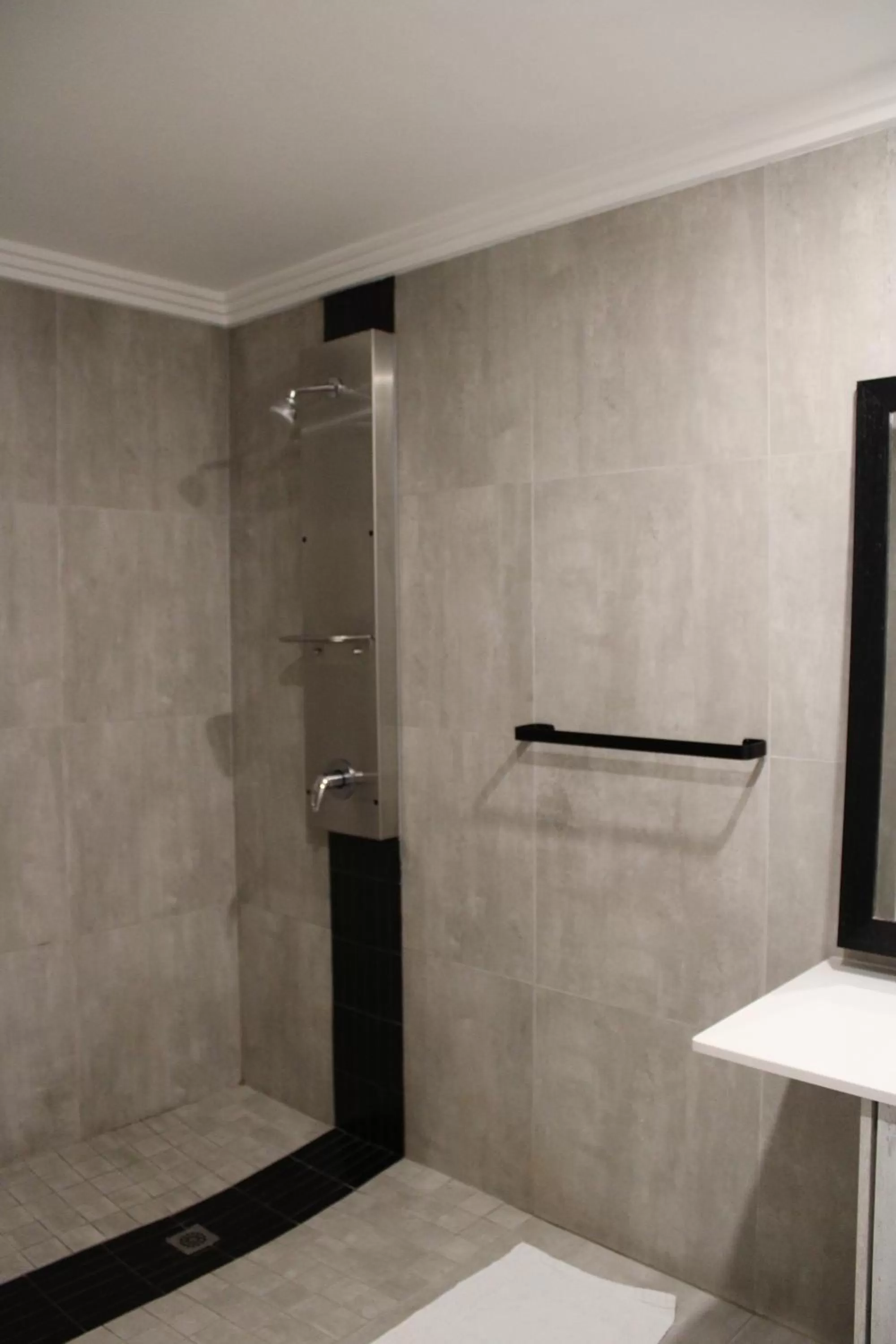 Shower in Jedidja Bed and Breakfast