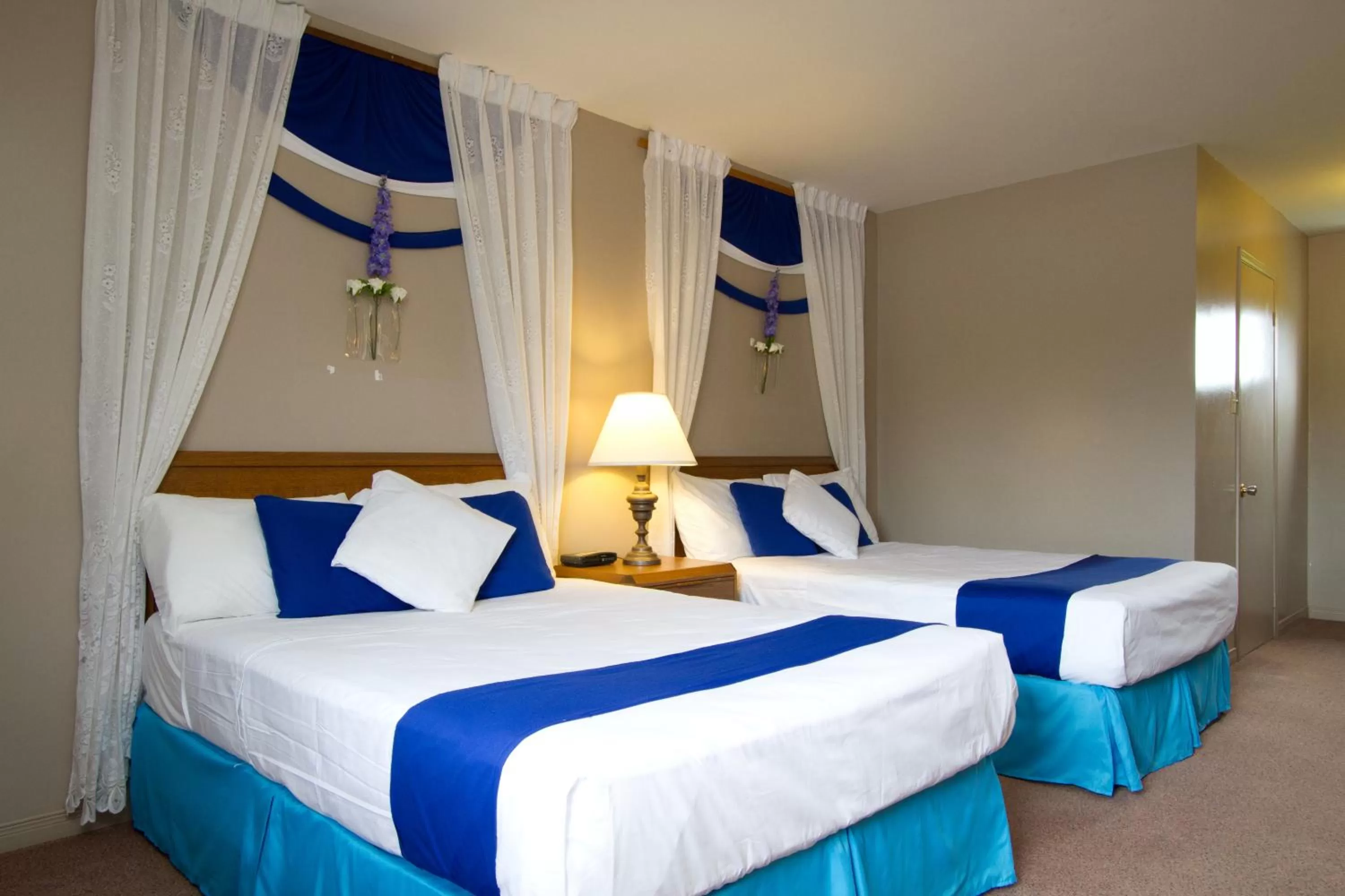 Bedroom, Bed in Knights Inn Lindsay