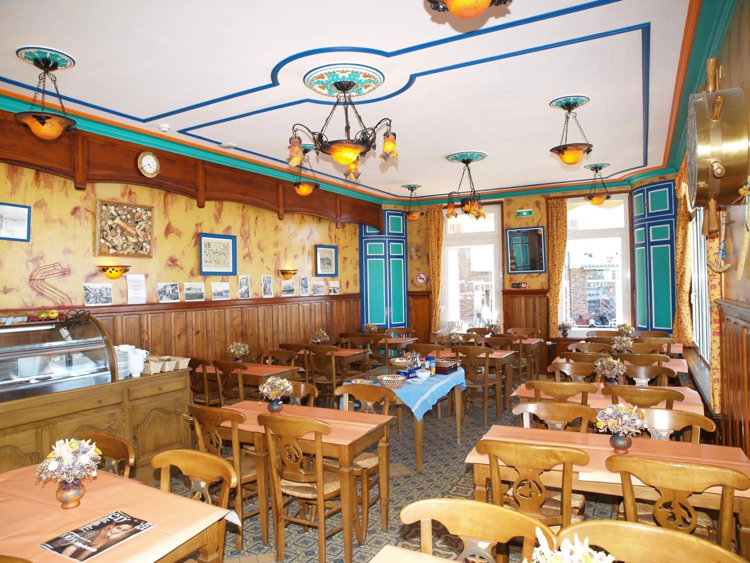 Restaurant/places to eat in Hôtel De Calais