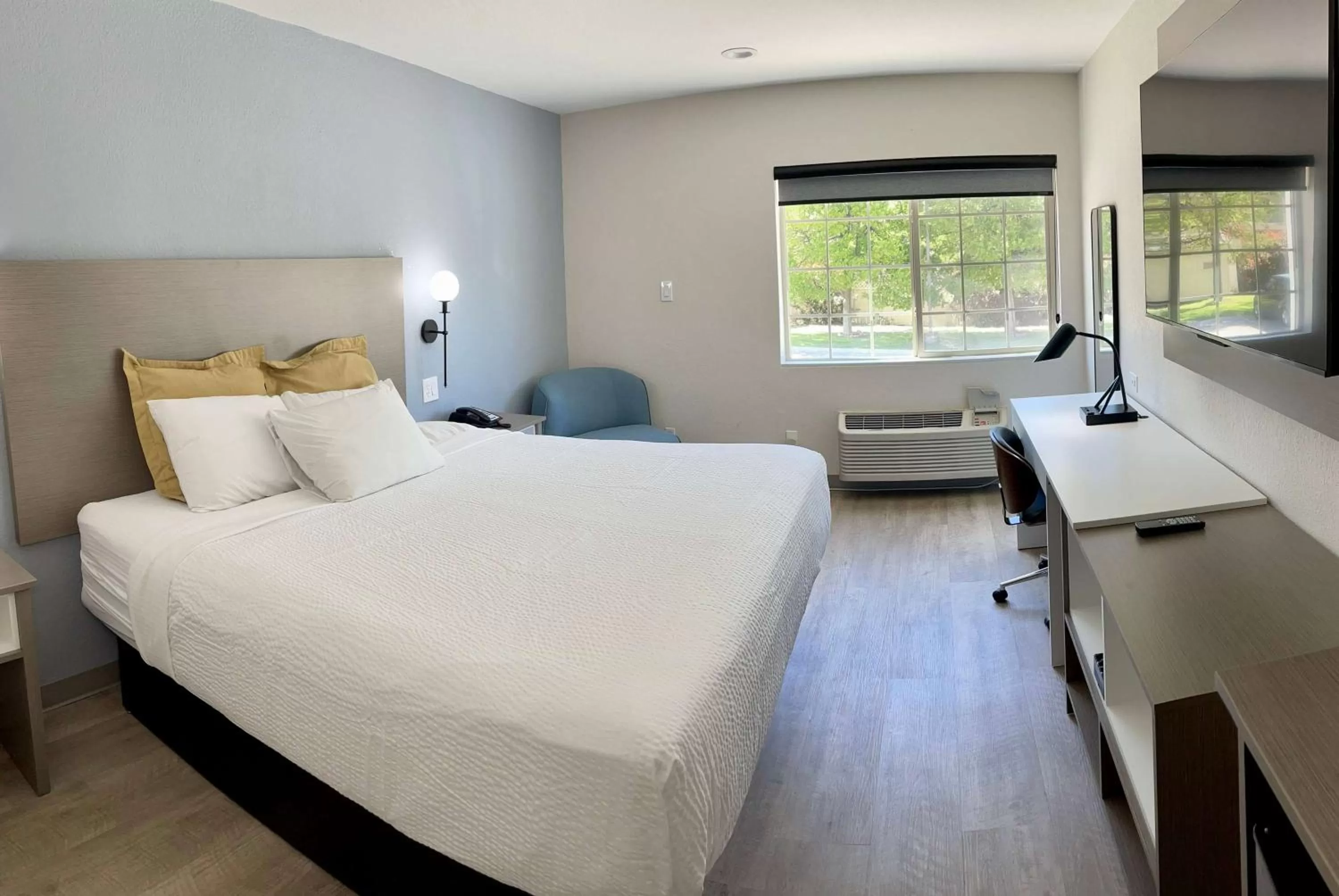 Photo of the whole room, Bed in Days Inn by Wyndham Arlington