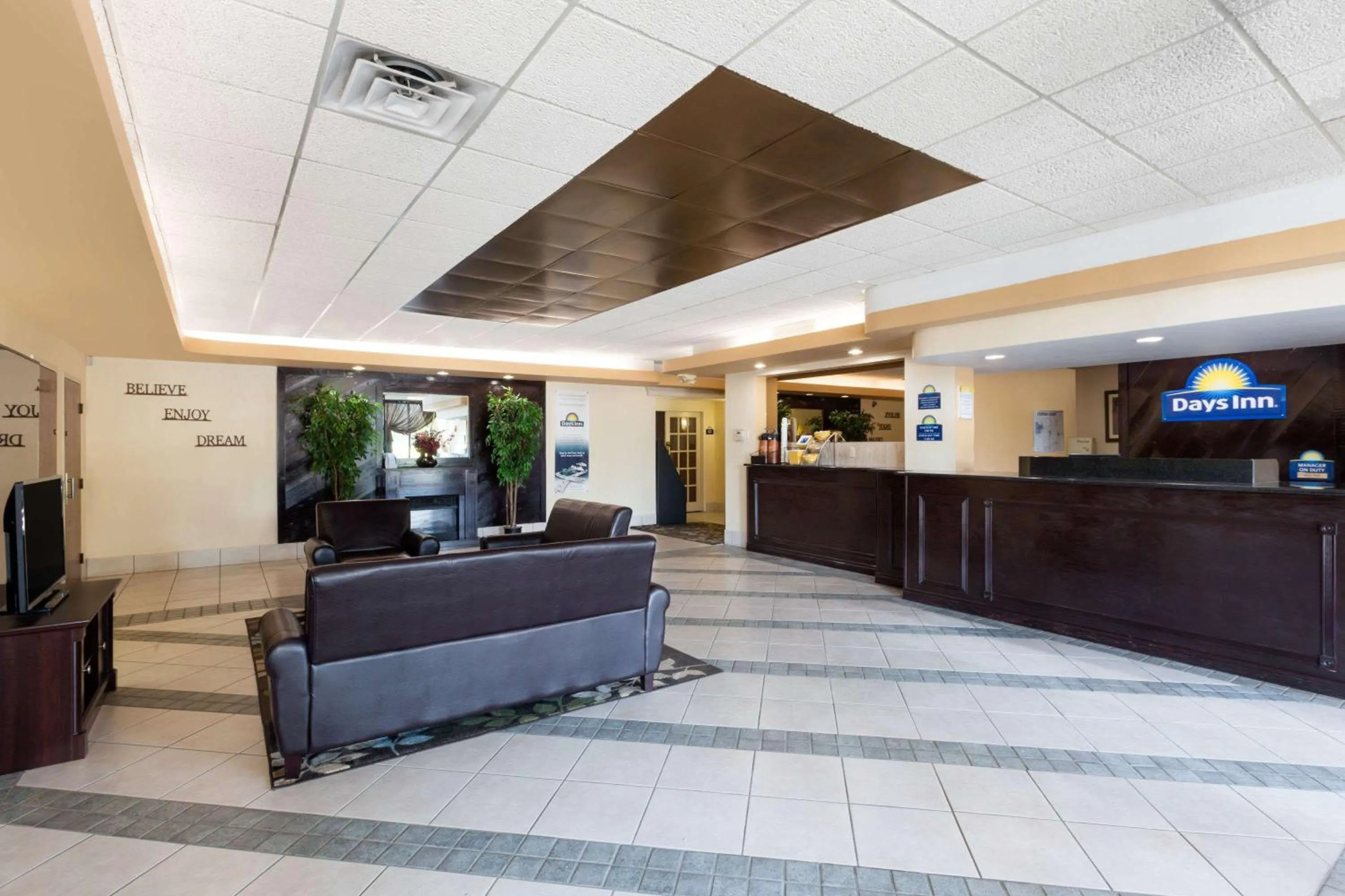Lobby or reception in Days Inn by Wyndham Albion