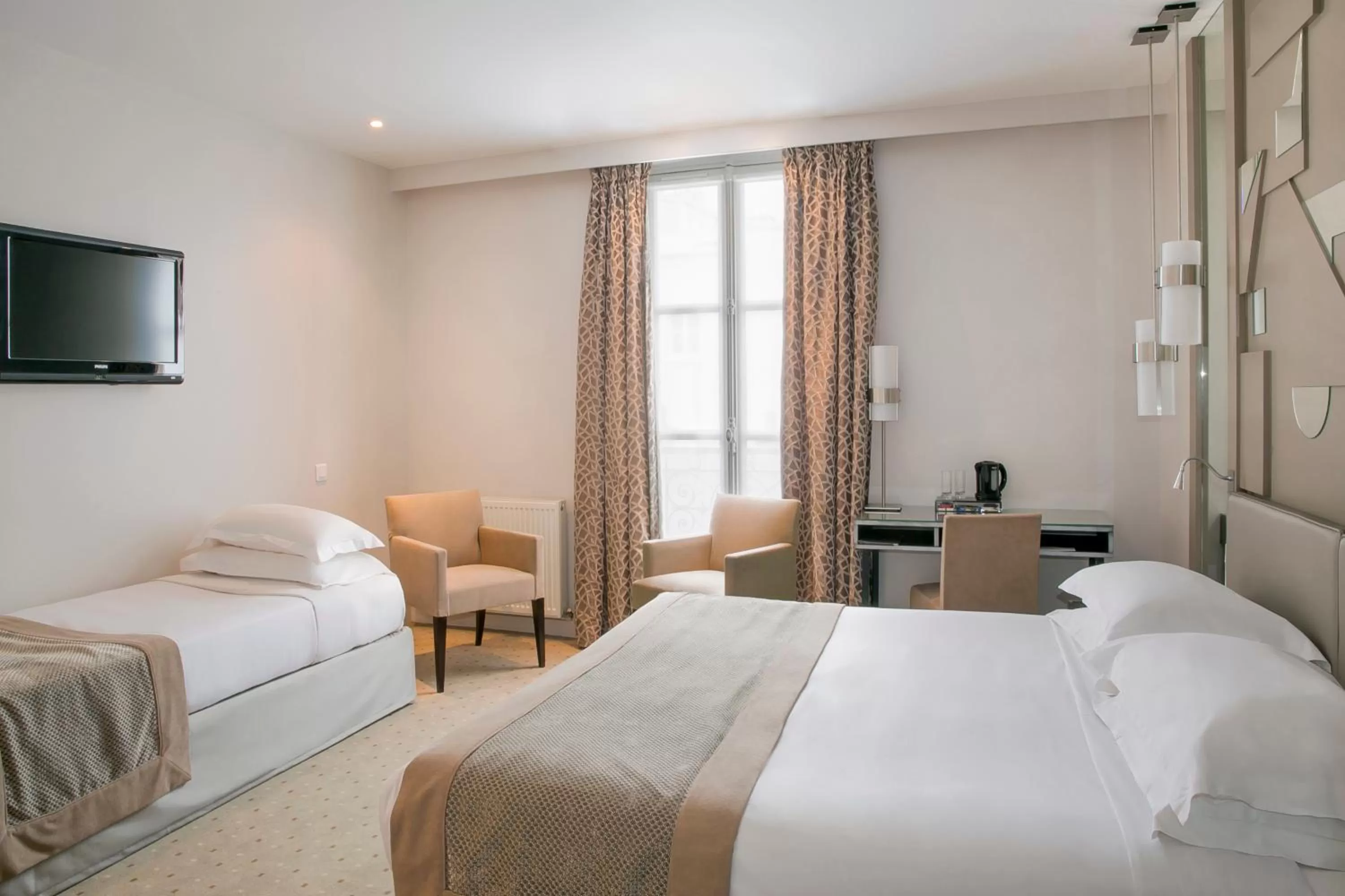 Photo of the whole room, Bed in Hôtel A La Villa des Artistes