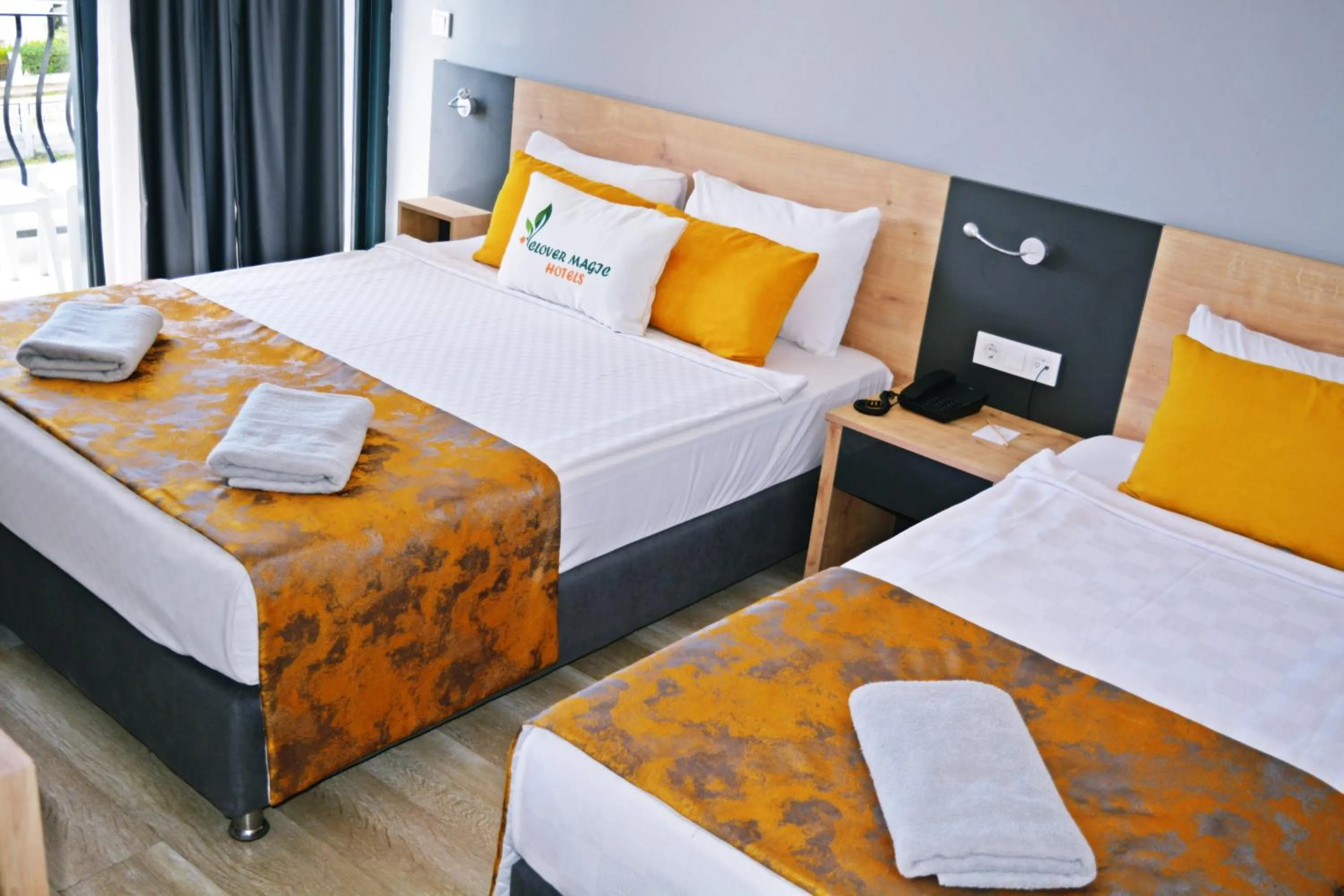 Bed in Clover Magic Park Side Hotel