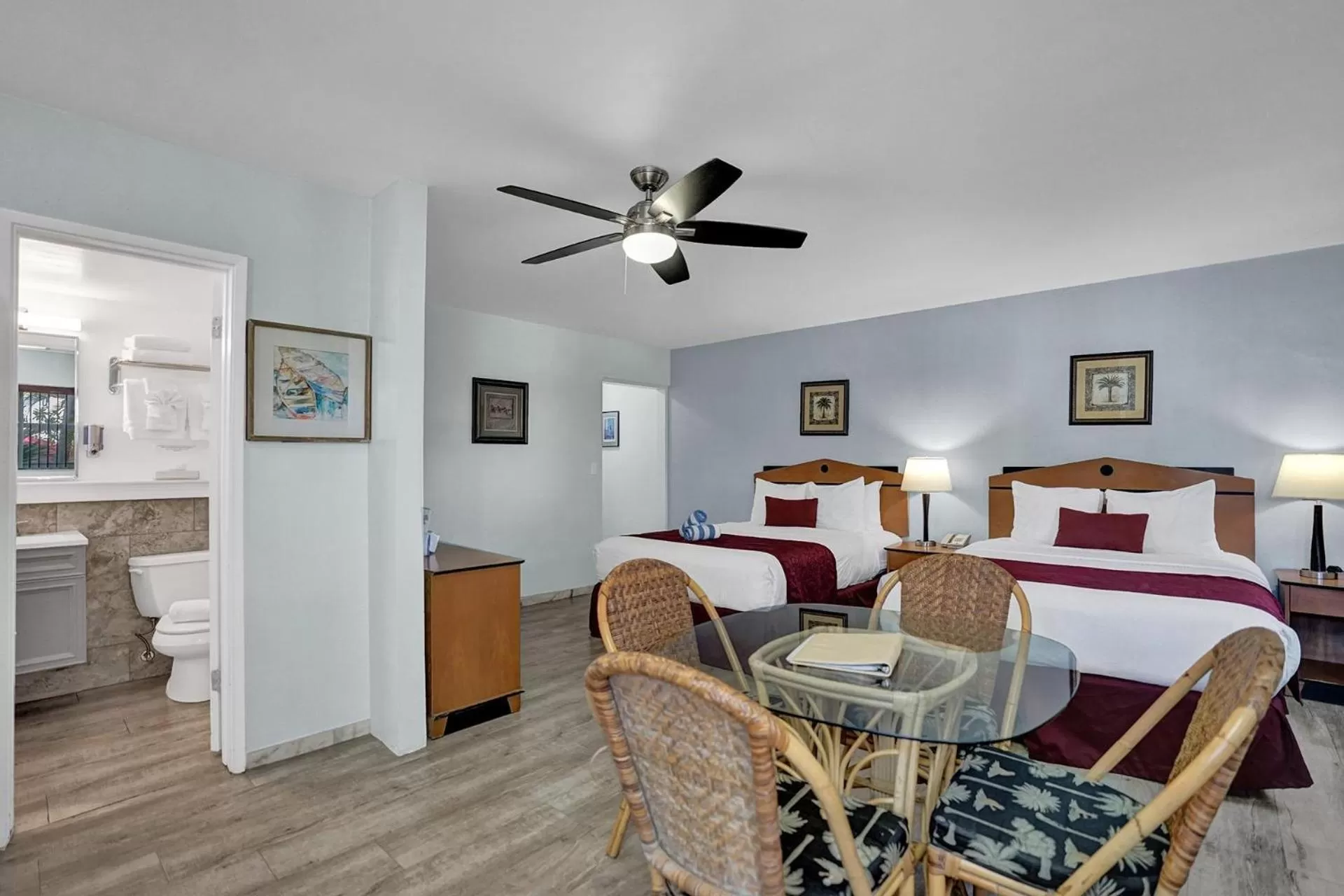 Dining Area in The Worthington Resorts - Clothing Optional - Men Only - Solo hombres