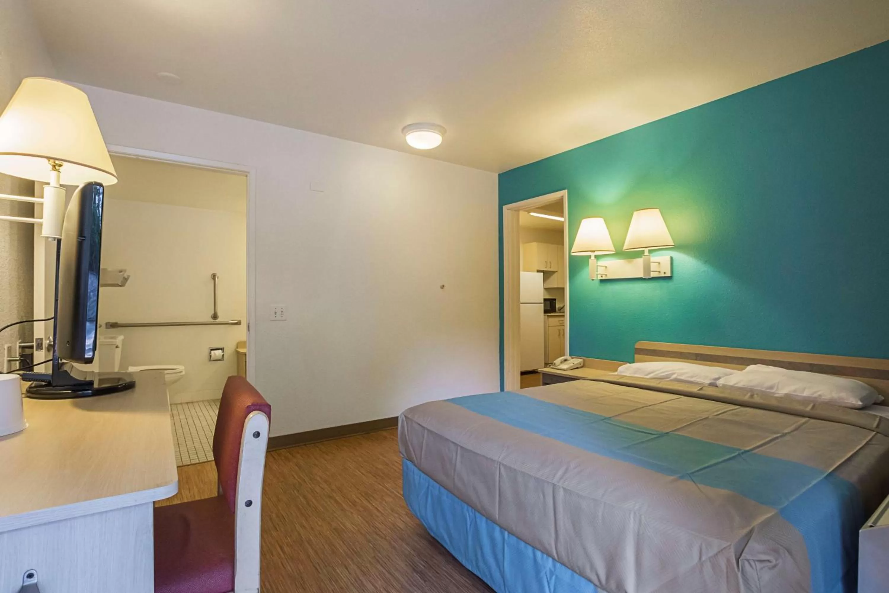 TV and multimedia, Bed in Motel 6-Rochester, MN