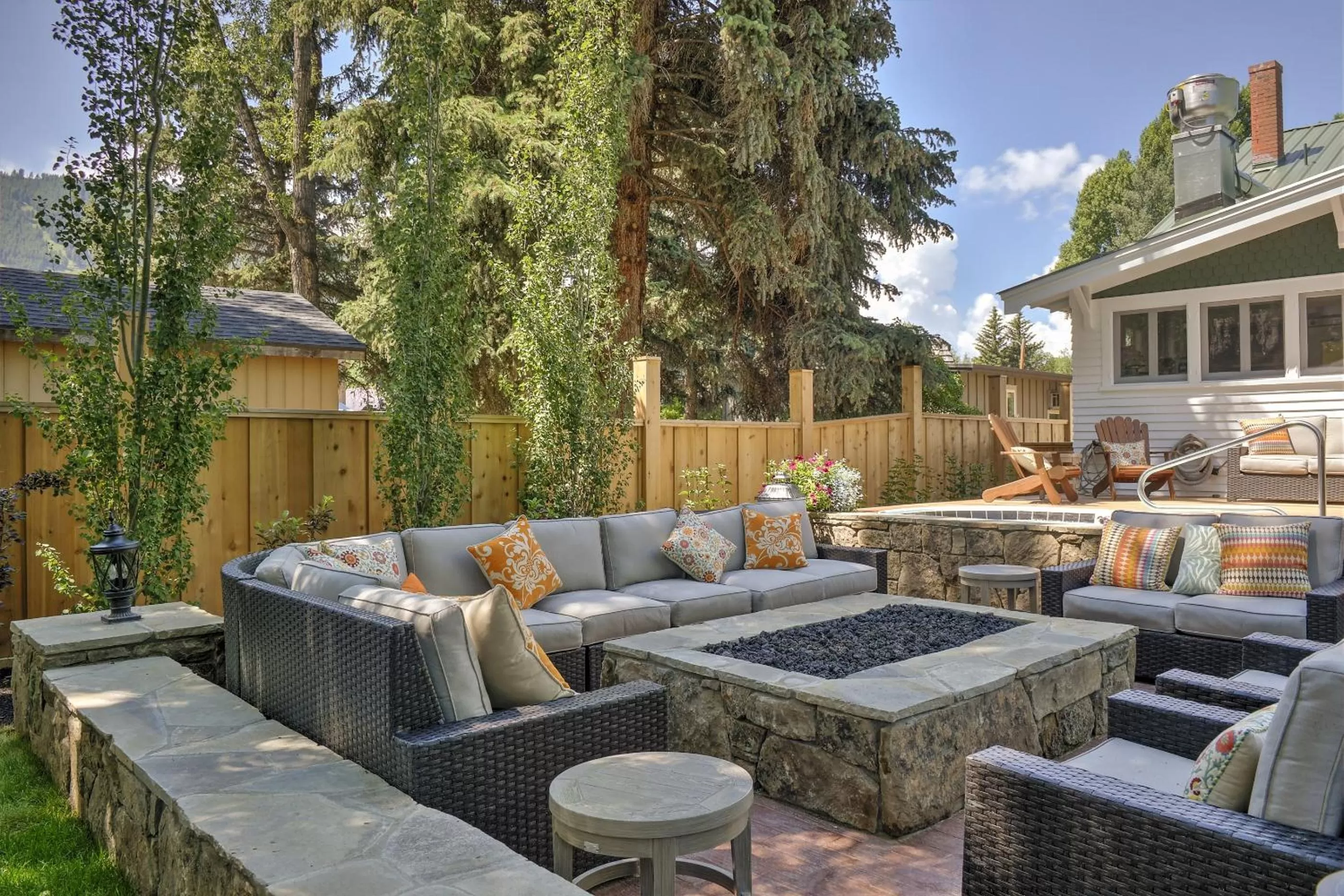 Day in Huff House Inn and Cabins