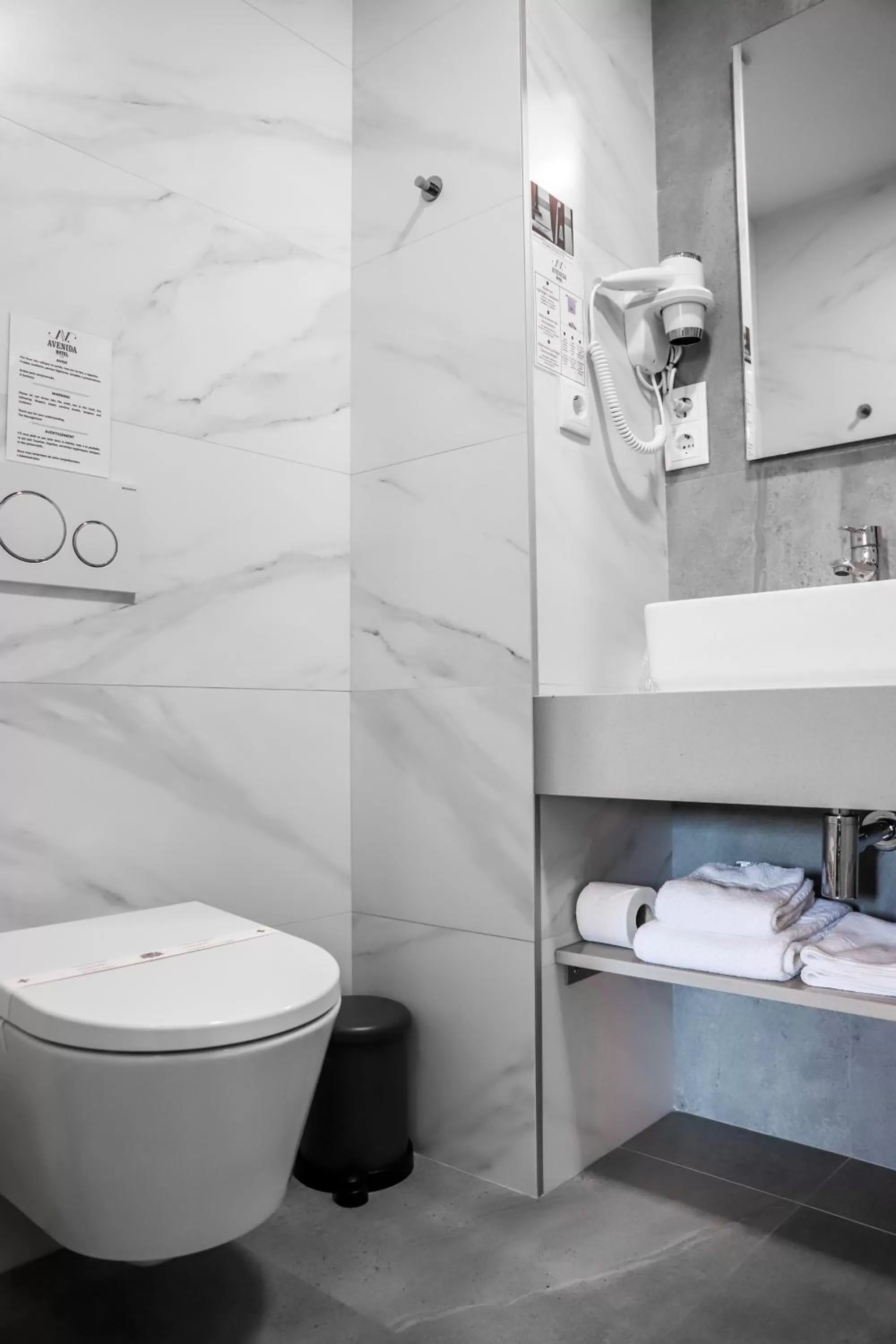 Shower in Hotel Avenida